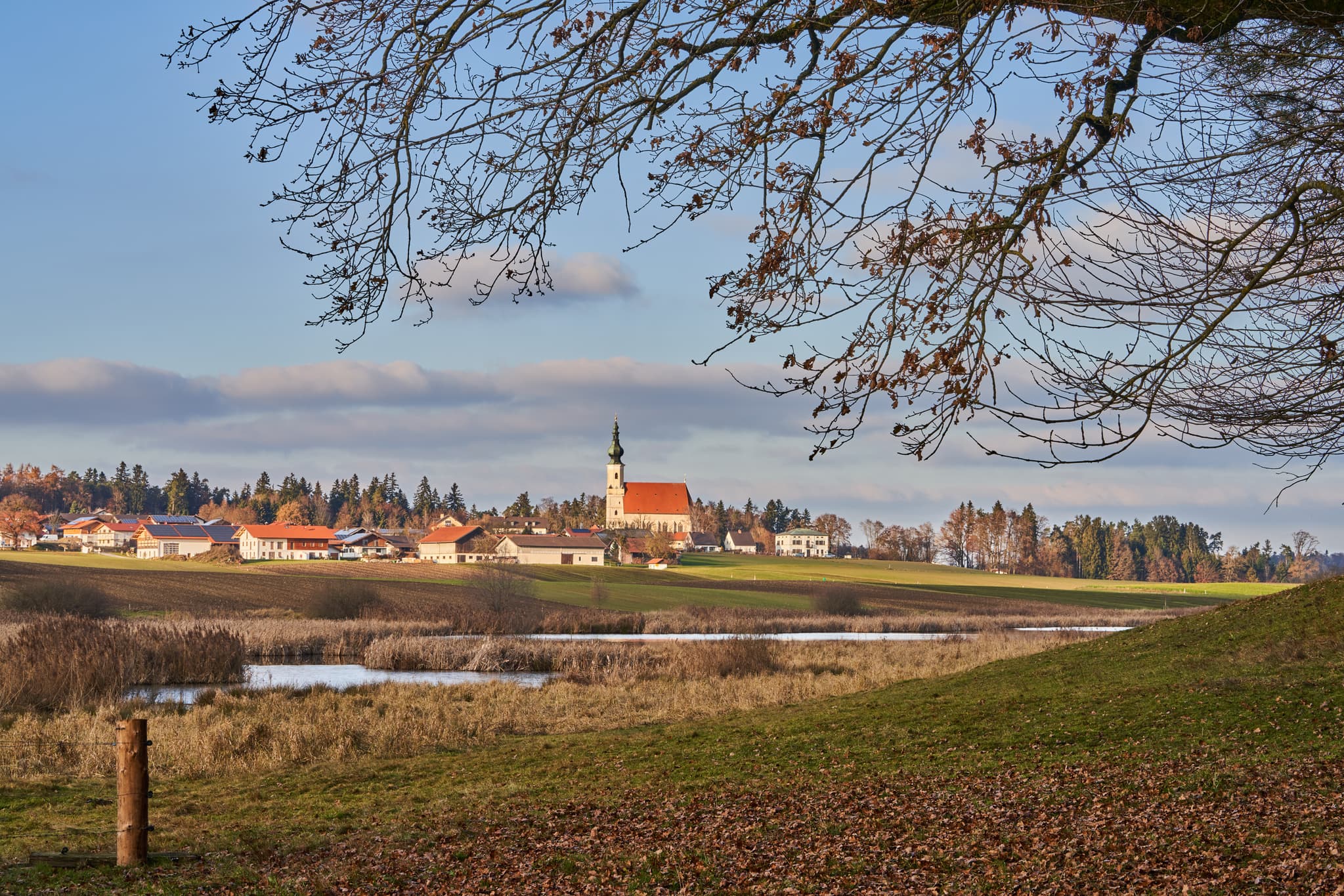 Astner Moos Landschaft, Tittmoning, Idyllische Landschaft - Idyllische Herbstlandschaft am Astner Moos bei Tittmoning in Oberbayern, Inn-Salzach, Deutschland. Ein malerischer Ausblick auf die Landschaft und die Kirche.