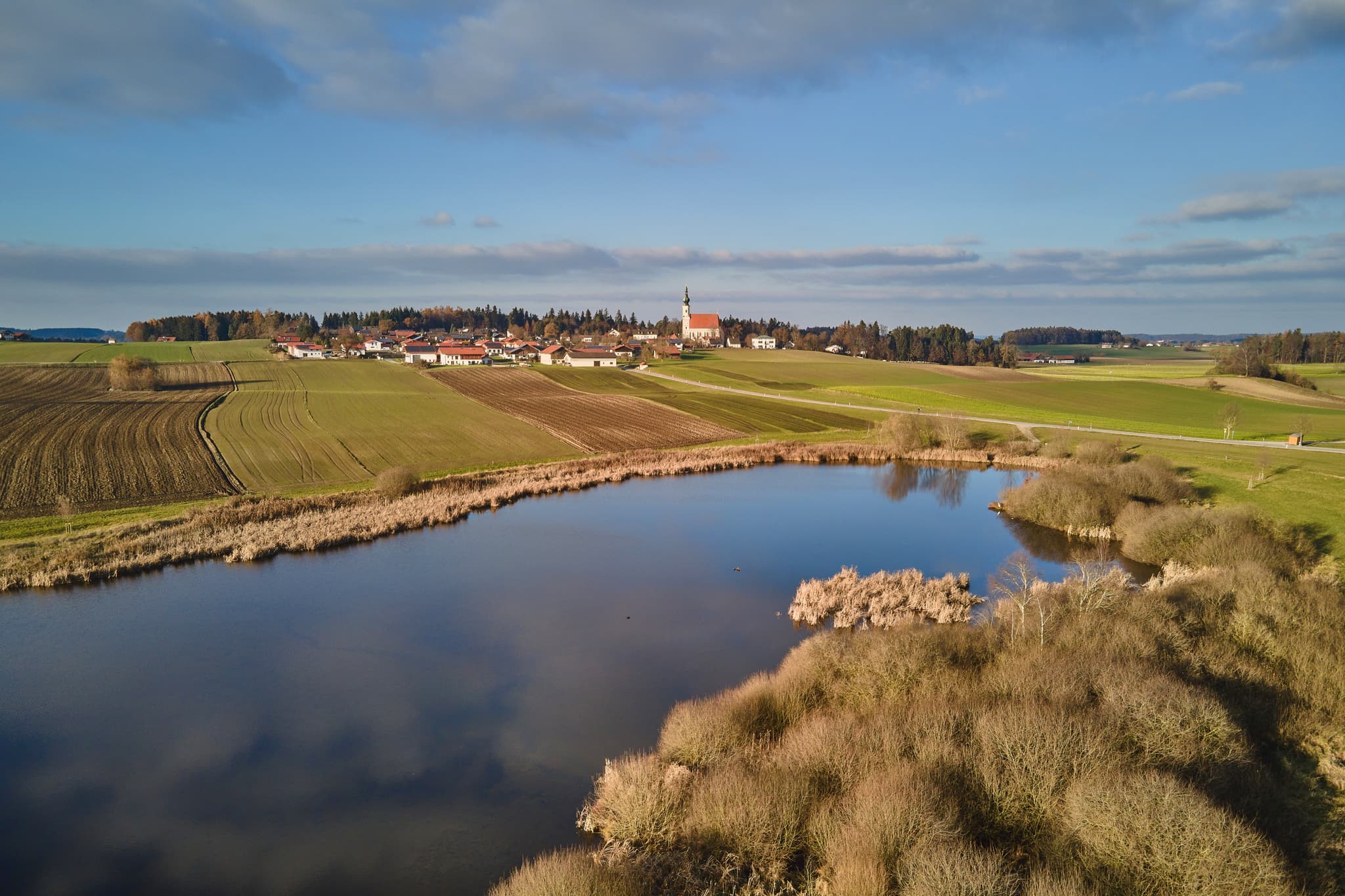 Astner Moos, Tittmoning, Landkreis Traunstein: Oberbayern - Idyllisches Luftbild vom Astner Moos bei Tittmoning in Oberbayern, Inn-Salzach, Deutschland. See, Felder und Kirche prägen die Landschaft.