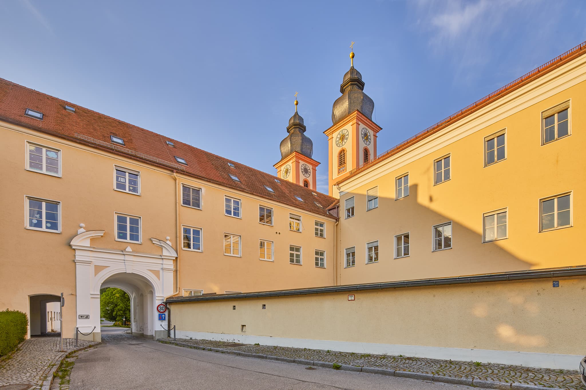 Au Kloster Kirche, Gars am Inn, Mühldorf am Inn, Oberbayern - Die beeindruckende Klosterkirche Au in Gars am Inn, Mühldorf am Inn, Oberbayern, Deutschland. Historische Architektur im Herzen der Inn-Salzach Region.