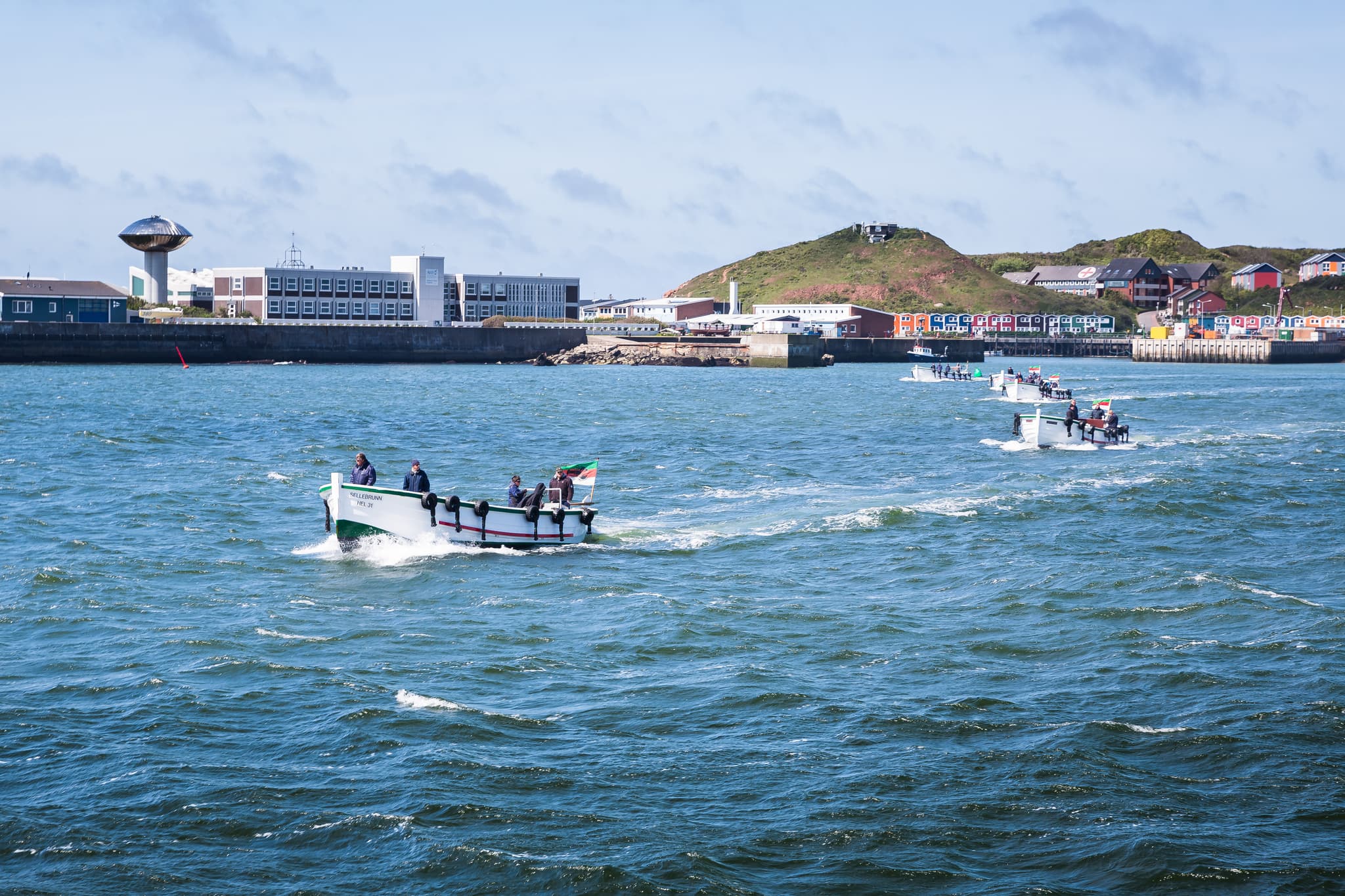 Ausschiffung auf Helgoland, Pinneberg, Schleswig-Holstein - Boote bei Ausschiffung auf Helgoland, Kreis Pinneberg, Schleswig-Holstein. Der Hafenbereich der Nordseeküste in Deutschland.