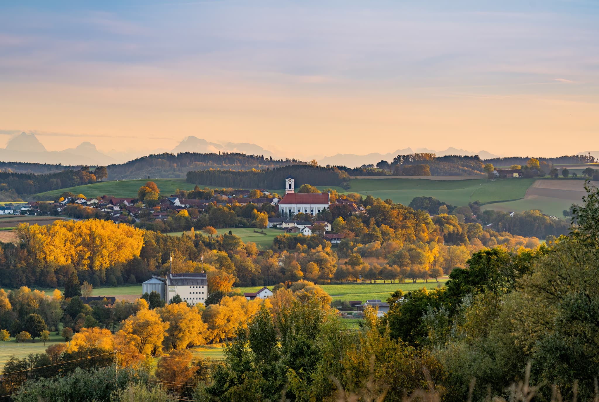 Aussicht Asbach, Bad Griesbach, Passau, Niederbayern, Rottal - Herbstliche Aussicht auf Asbach vom Kurpark in Bad Griesbach, Landkreis Passau, Niederbayern, Deutschland. Malerische Landschaft im Rottal.