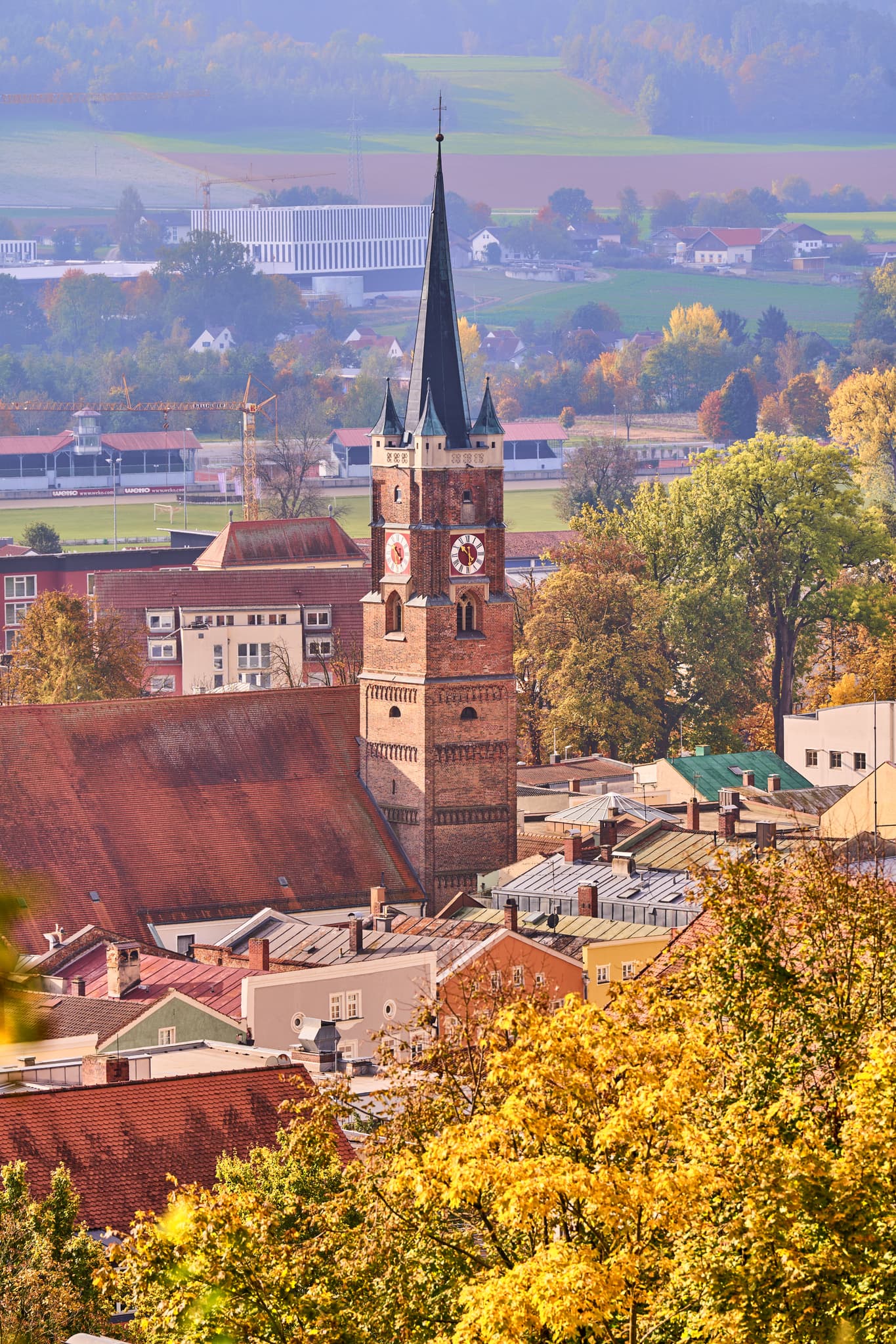 Aussicht auf Pfarrkirchen vom Gartlberg, Niederbayern - Blick auf die Stadt Pfarrkirchen vom Gartlberg aus, mit Kirche und Häusern. Die herbstliche Landschaft des Holzlands im Landkreis Rottal-Inn, Niederbayern