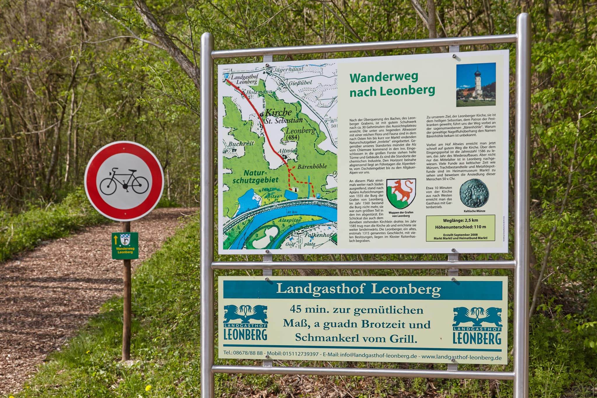 Aussicht Besuchertafel, Leonberg, Altötting, Oberbayern - Ansicht einer Besuchertafel am Wanderweg in Leonberg, Marktl, Landkreis Altötting, Oberbayern, Region Inn-Salzach, Deutschland. Sie informiert zur Umgebung.