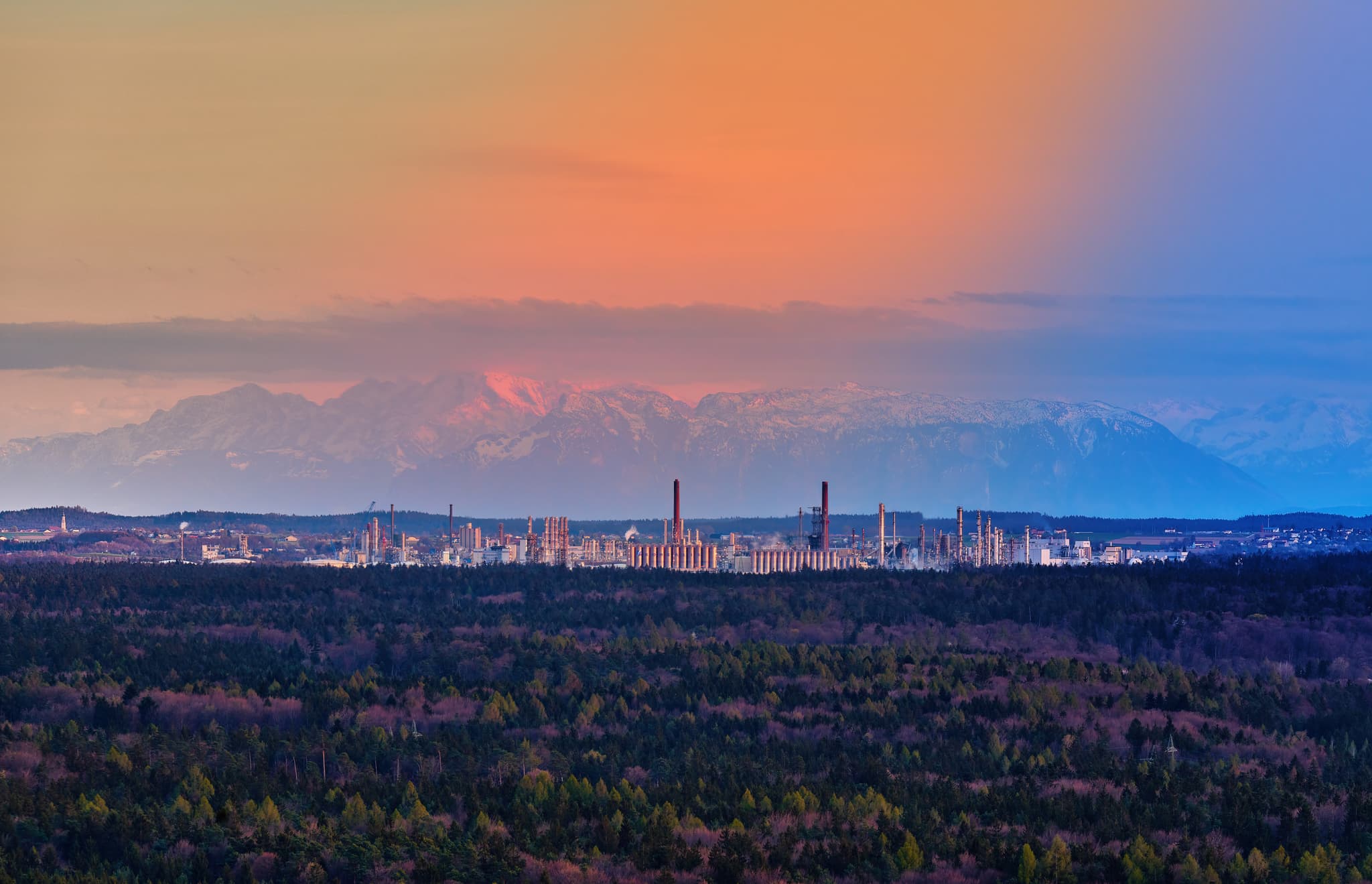 Aussicht Borealis, Leonberg, Altötting, Oberbayern - Panorama über Industriekomplex in Leonberg, Marktl, Altötting, Oberbayern. Blick auf die Inn-Salzach Region Deutschlands mit Gebirgskette im Hintergrund.