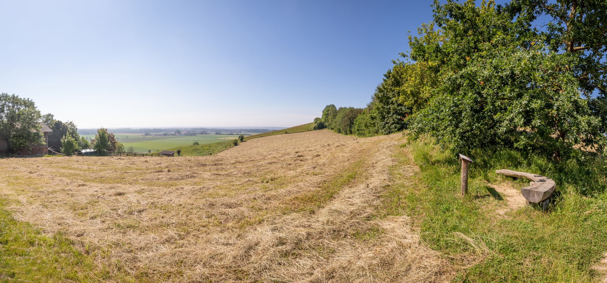 Aussicht Glatzberg Richtung Waldkraiburg, Mühldorf am Inn - Landschaftspanorama vom Glatzberg bei Heldenstein, Mühldorf am Inn, Oberbayern, Deutschland. Weitblick über Felder der Inn-Salzach Region Richtung Waldkraiburg.