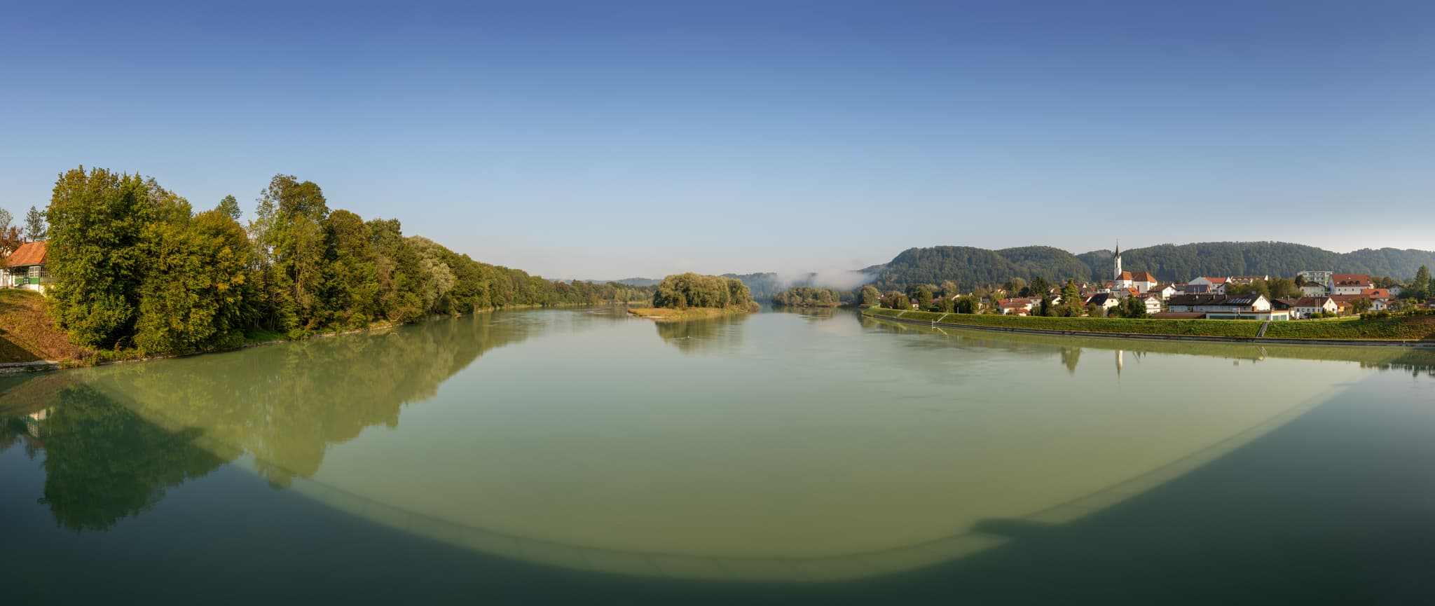 Aussicht Innbrücke am Inn, Marktl, Altötting, Oberbayern - Panorama der Flusslandschaft in Marktl, Landkreis Altötting, Oberbayern, Deutschland. Die Inn-Salzach-Region zeigt Inn, Ufer und Marktl selbst.