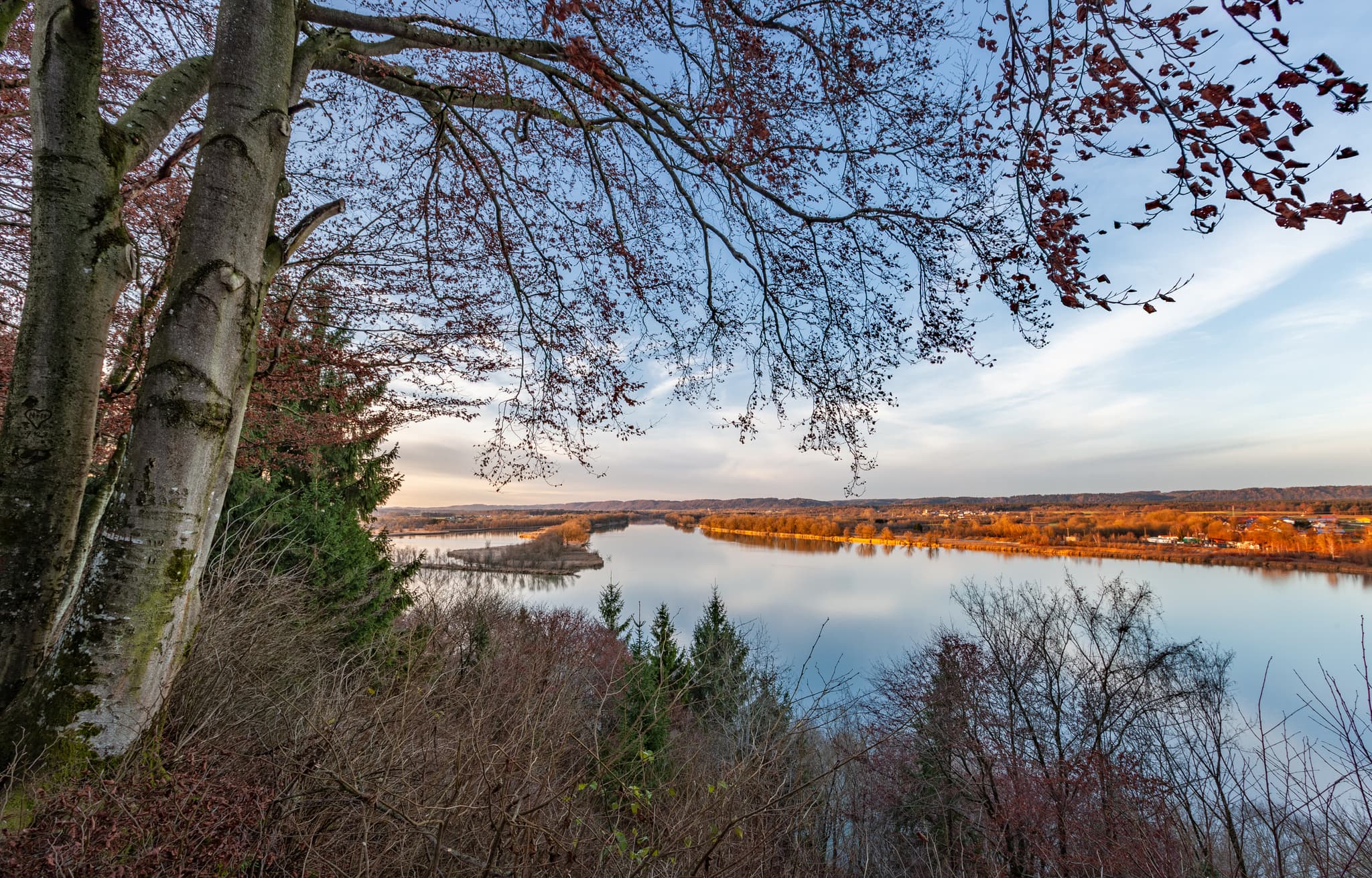 Aussicht Innspitz Weilhartstraße nach Braunau, Österreich - Blick auf denInnspitz bei Haiming, Landkreis Altötting, Oberbayern. Aussicht Weilhartstraße nach Burghausen - Braunau, Österreich