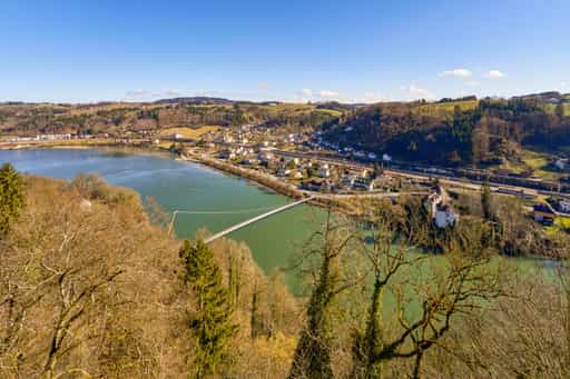 Aussicht Schloss Neuburg am Inn, Niederbayern auf Wernstein