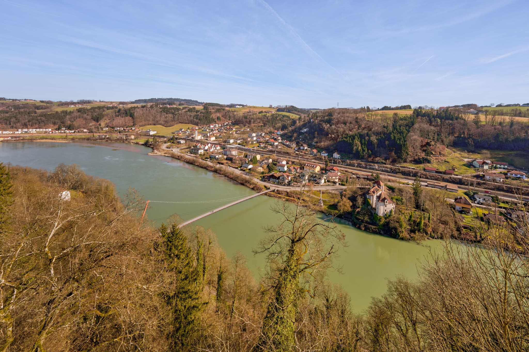 Aussicht Schloss Neuburg am Inn, Passau, auf Inn, Wernstein - Schloss Neuburg am Inn Aussicht, Landkreis Passau, Niederbayern, Donau-Wald Region. Blick über den Inn nach Wernstein.