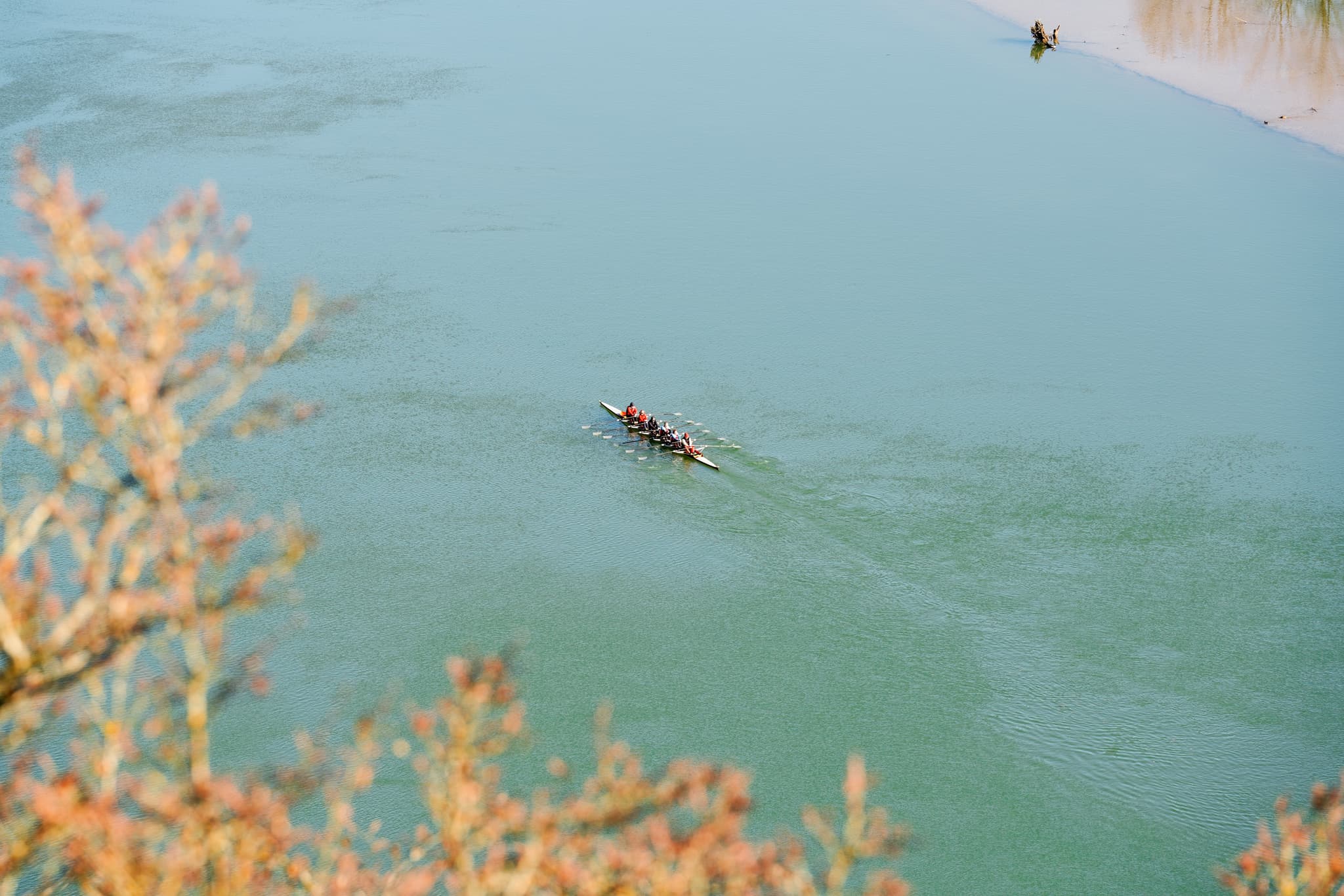 Aussicht, Schloss Neuburg am Inn, Passau, Niederbayern - Blick vom Schloss Neuburg am Inn auf ein Ruderboot auf dem Inn. Die Landschaft zeigt Neuburg am Inn, Landkreis Passau, Niederbayern, Deutschland, Donau-Wald.