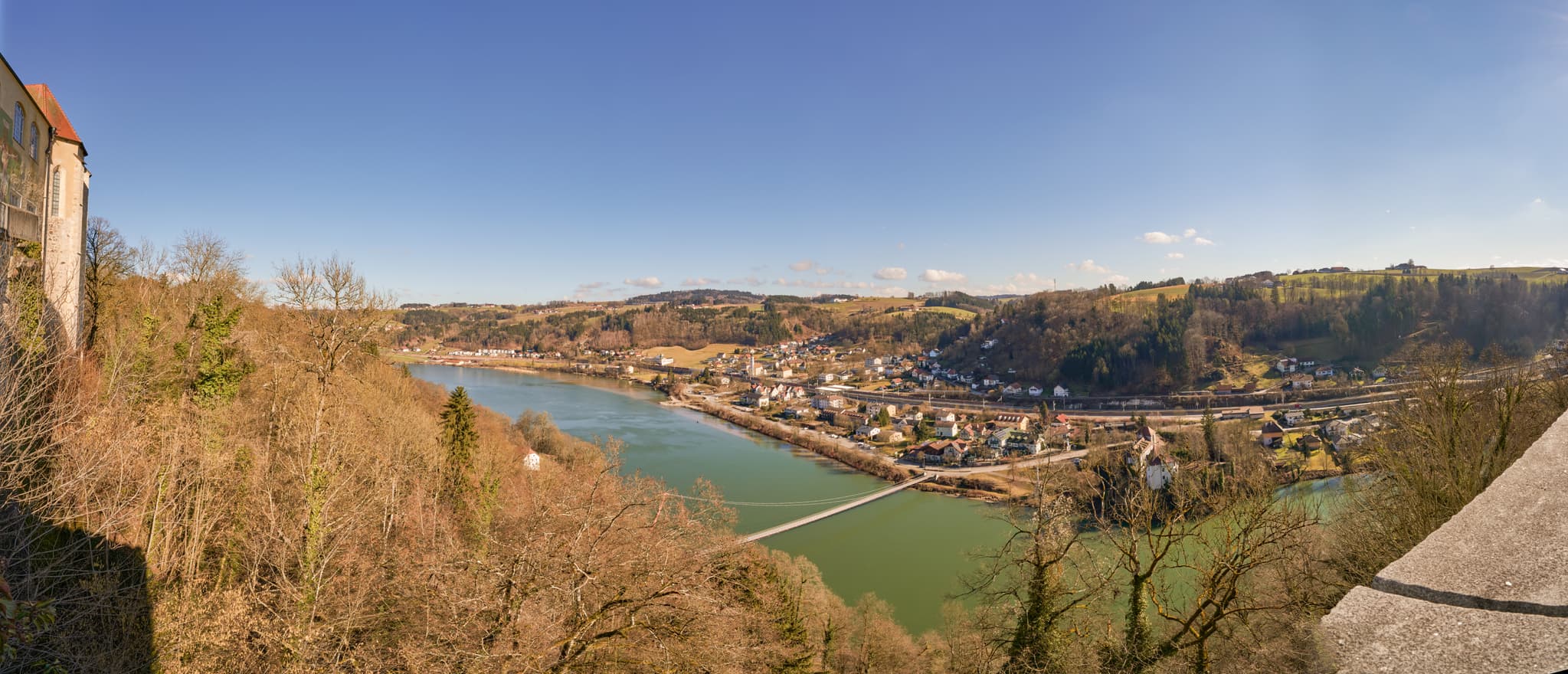 Aussicht Schloss Neuburg am Inn, Passau, Niederbayern - Panorama von Schloss Neuburg am Inn auf Wernstein. Gemeinde Neuburg am Inn im Landkreis Passau, Niederbayern. Teil der Region Donau-Wald, Deutschland.