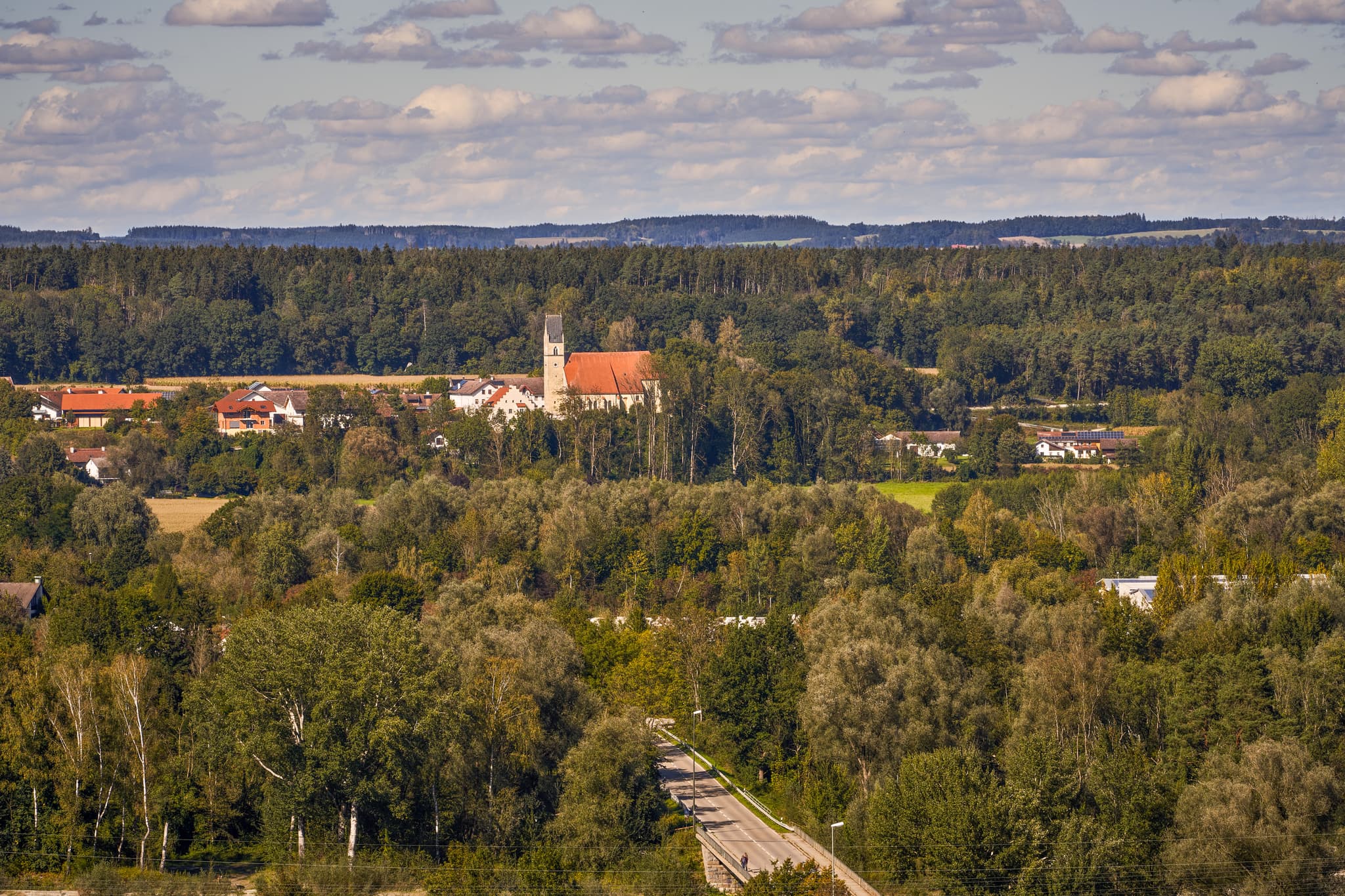 Aussicht Schlossberg auf Pürten, Mühldorf am Inn, Oberbayern - Panoramaaussicht vom Schlossberg bei Kraiburg auf Pürten und Waldlandschaft im Landkreis Mühldorf am Inn, Oberbayern, Region Inn-Salzach, Deutschland.