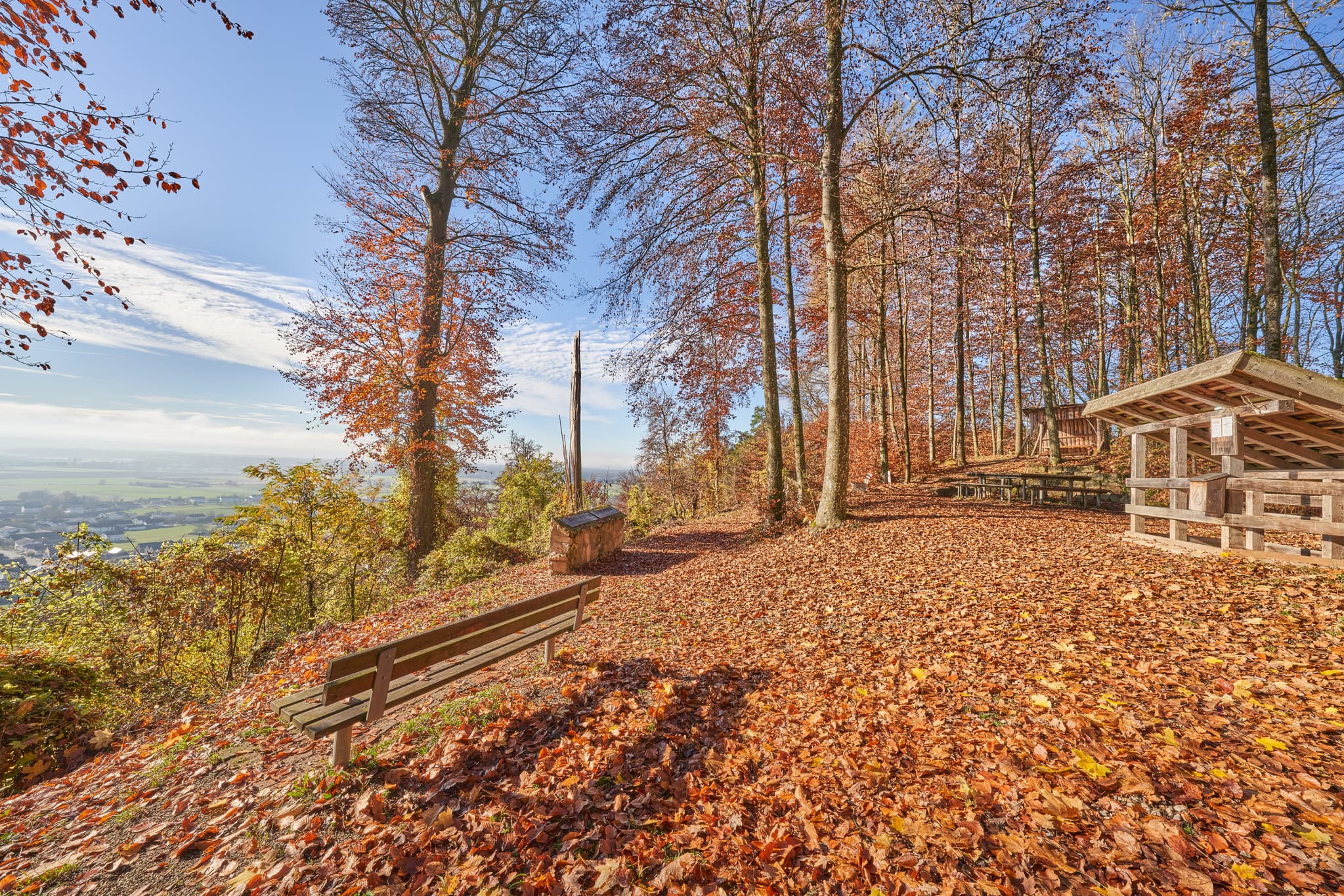 Aussicht, Schlossberg im Herbst, Julbach, Rottal-Inn - Herbstliche Aussicht mit Bank vom Schlossberg bei Julbach, Gemeinde Julbach, Landkreis Rottal-Inn, Niederbayern, Holzland/Bäderdrieck, Bayern, Deutschland.