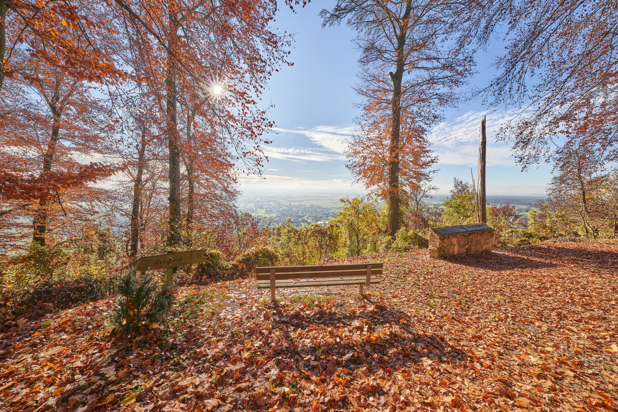 Aussicht, Schlossberg im Herbst, Julbach, Rottal-Inn - Herbstliche Aussicht mit Bank vom Schlossberg bei Julbach, Gemeinde Julbach, Landkreis Rottal-Inn, Niederbayern, Holzland/Bäderdrieck, Bayern, Deutschland.