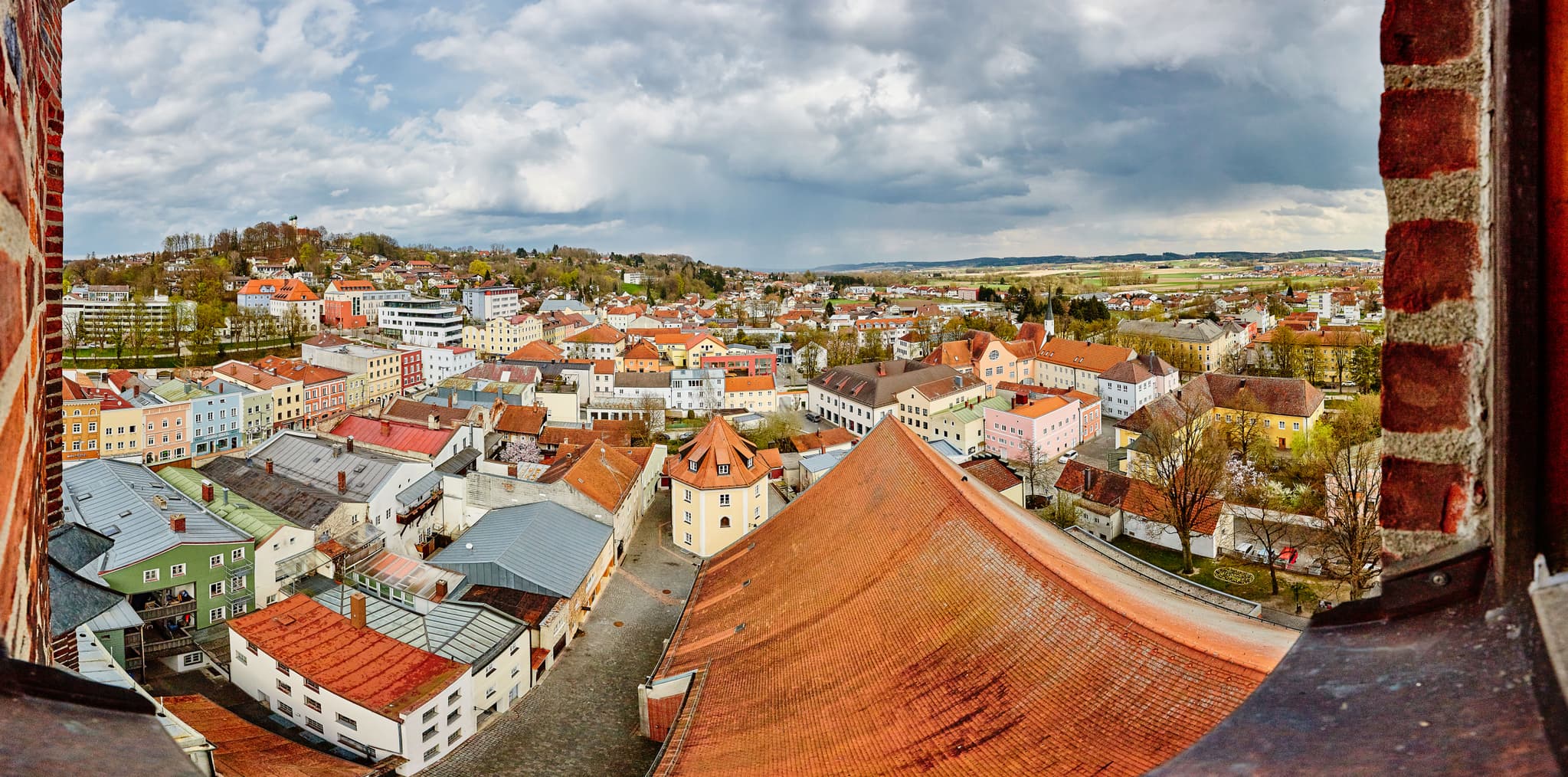Aussicht Stadtpfarrkirche St. Simon und Judas, Pfarrkirchen - Panoramablick über die Stadt Pfarrkirchen im Landkreis Rottal-Inn, Niederbayern, Deutschland. Die Stadtpfarrkirche St. Simon und Judas prägt das Stadtbild.