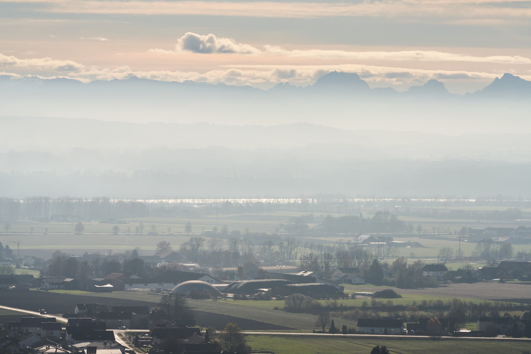 Aussicht vom Schlossberg Herbst, Julbach, Rottal-Inn - Herbstlandschaft vom Schlossberg bei Julbach, Rottal-Inn, Niederbayern, Holzland/Bäderdrieck, Bayern, Deutschland. Fernblick auf Wälder und Industriegebiet.