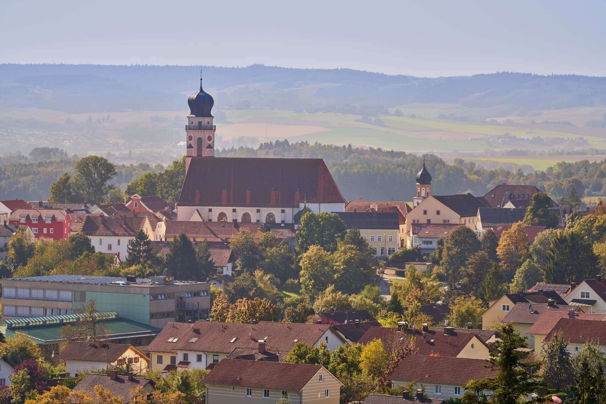 Aussicht von Waldwunderwelt auf Bad Griesbach, Passau - Landschaftsansicht von Bad Griesbach, Stadt im Landkreis Passau, Niederbayern, Bayern, Deutschland. Die Region liegt im Bayerischen Wald.