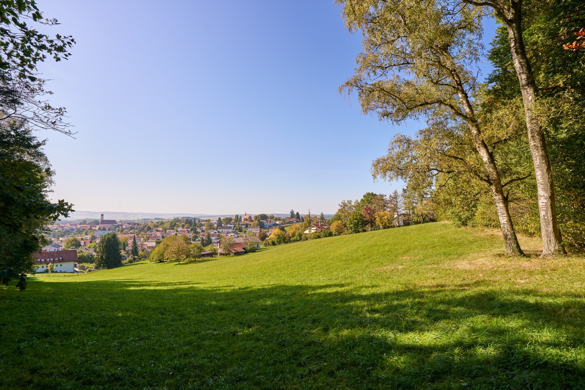 Aussicht von Waldwunderwelt auf Bad Griesbach, Passau - Landschaftsansicht von Bad Griesbach, Stadt im Landkreis Passau, Niederbayern, Bayern, Deutschland. Die Region liegt im Bayerischen Wald.