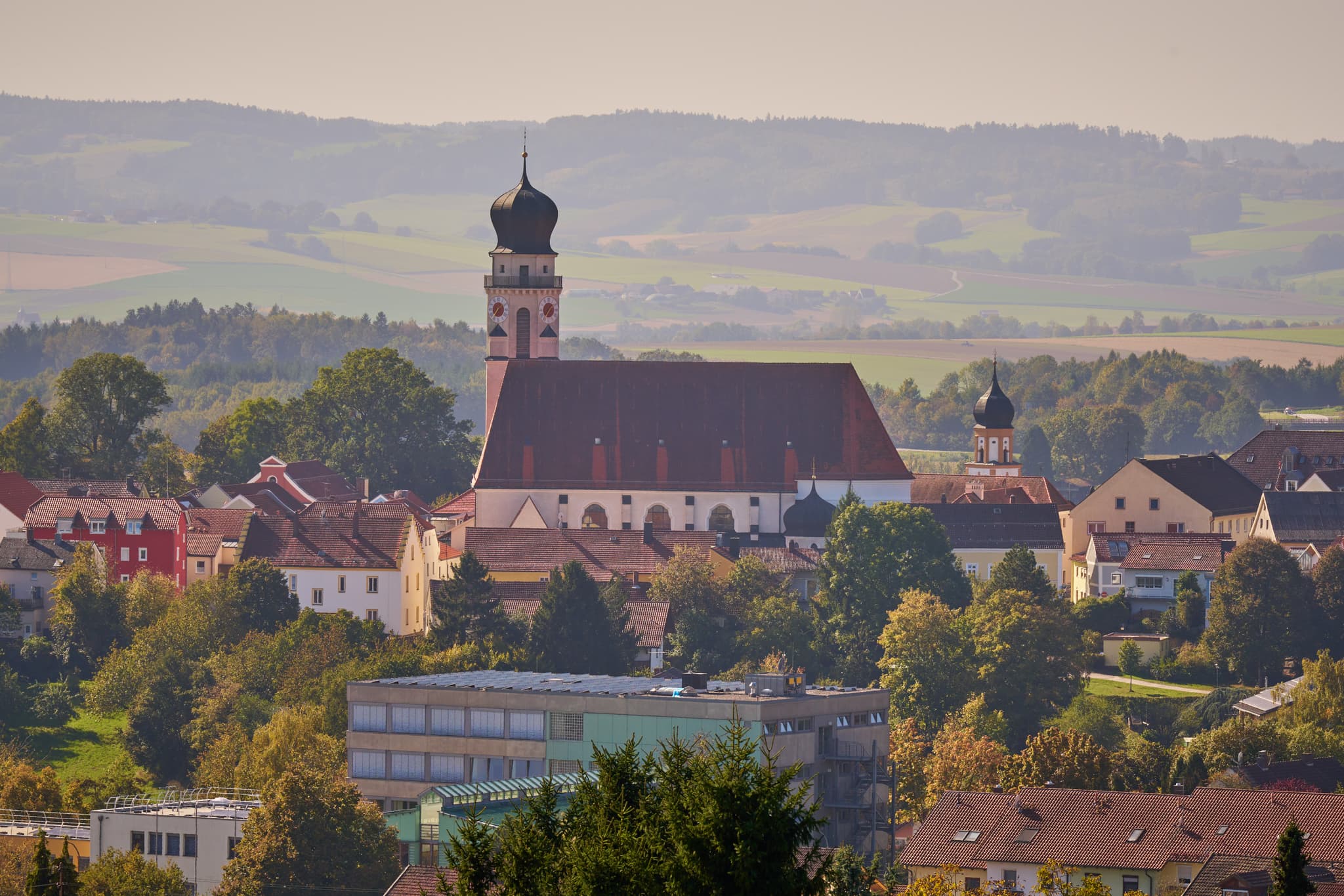 Aussicht von Waldwunderwelt auf Bad Griesbach, Passau - Landschaftsansicht von Bad Griesbach, Stadt im Landkreis Passau, Niederbayern, Bayern, Deutschland. Die Region liegt im Bayerischen Wald.
