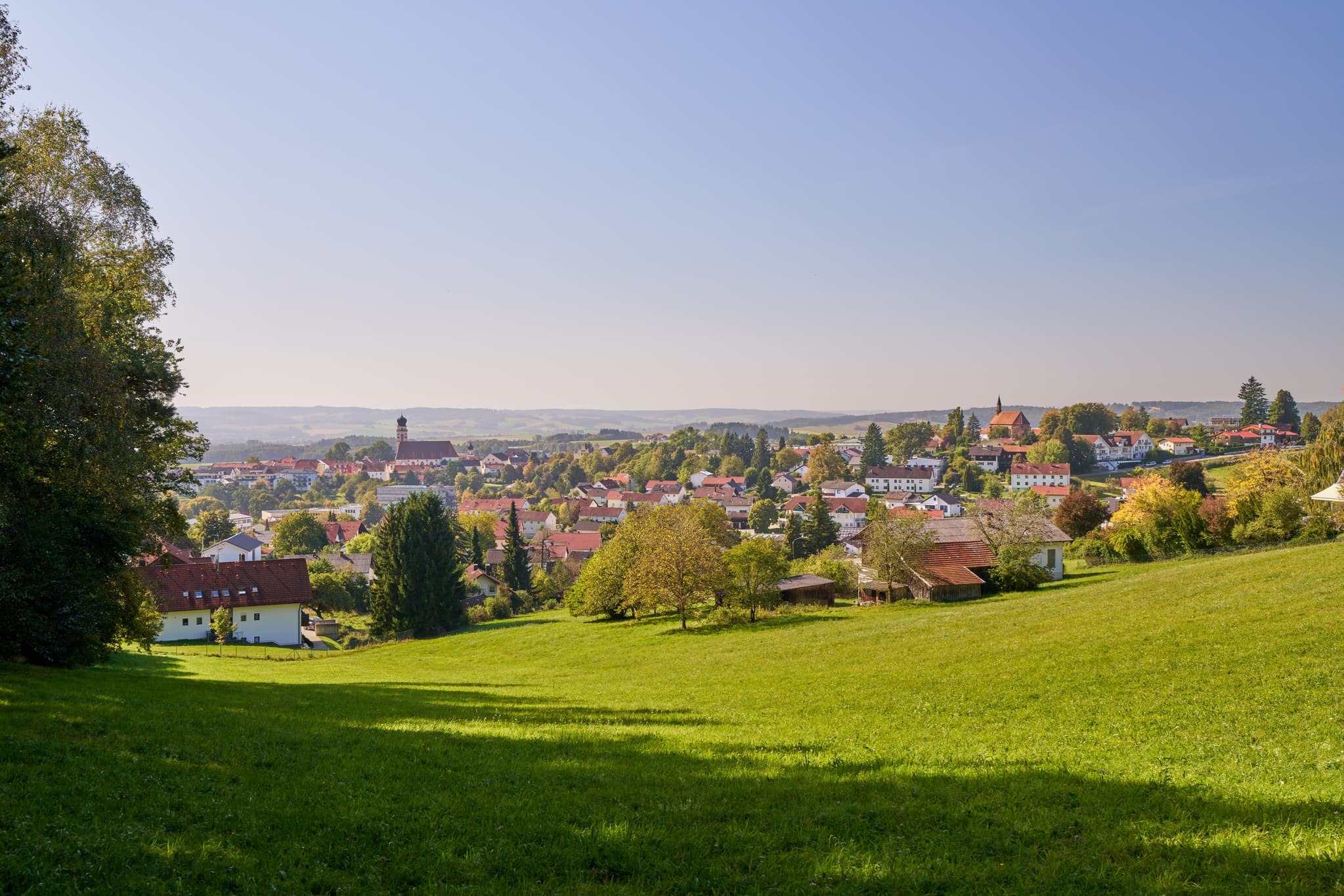 Aussicht von Waldwunderwelt auf Bad Griesbach, Passau - Landschaftsansicht von Bad Griesbach, Stadt im Landkreis Passau, Niederbayern, Bayern, Deutschland. Die Region liegt im Bayerischen Wald.