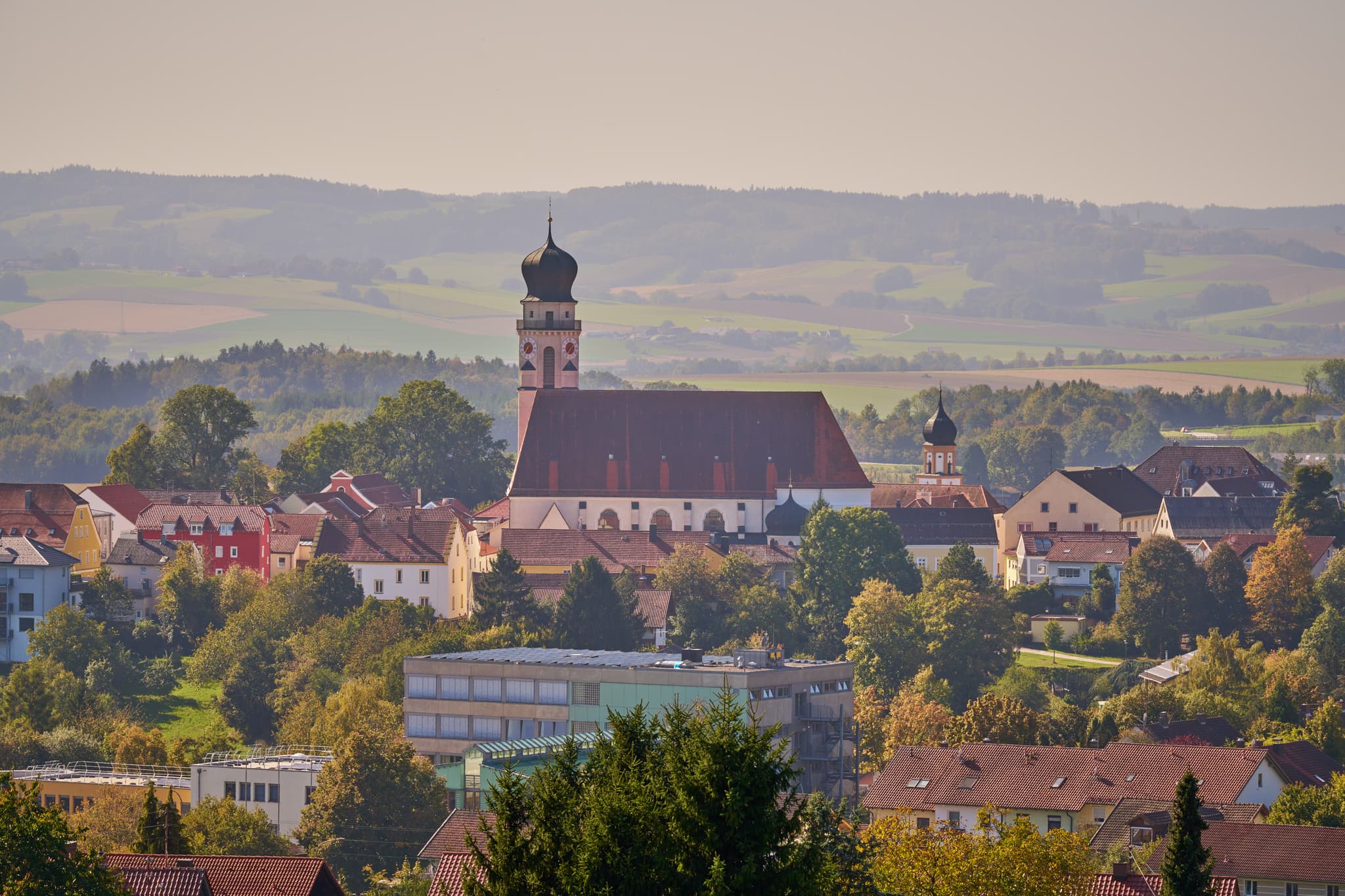 Aussicht von Waldwunderwelt auf Bad Griesbach, Passau - Landschaftsansicht von Bad Griesbach, Stadt im Landkreis Passau, Niederbayern, Bayern, Deutschland. Die Region liegt im Bayerischen Wald.