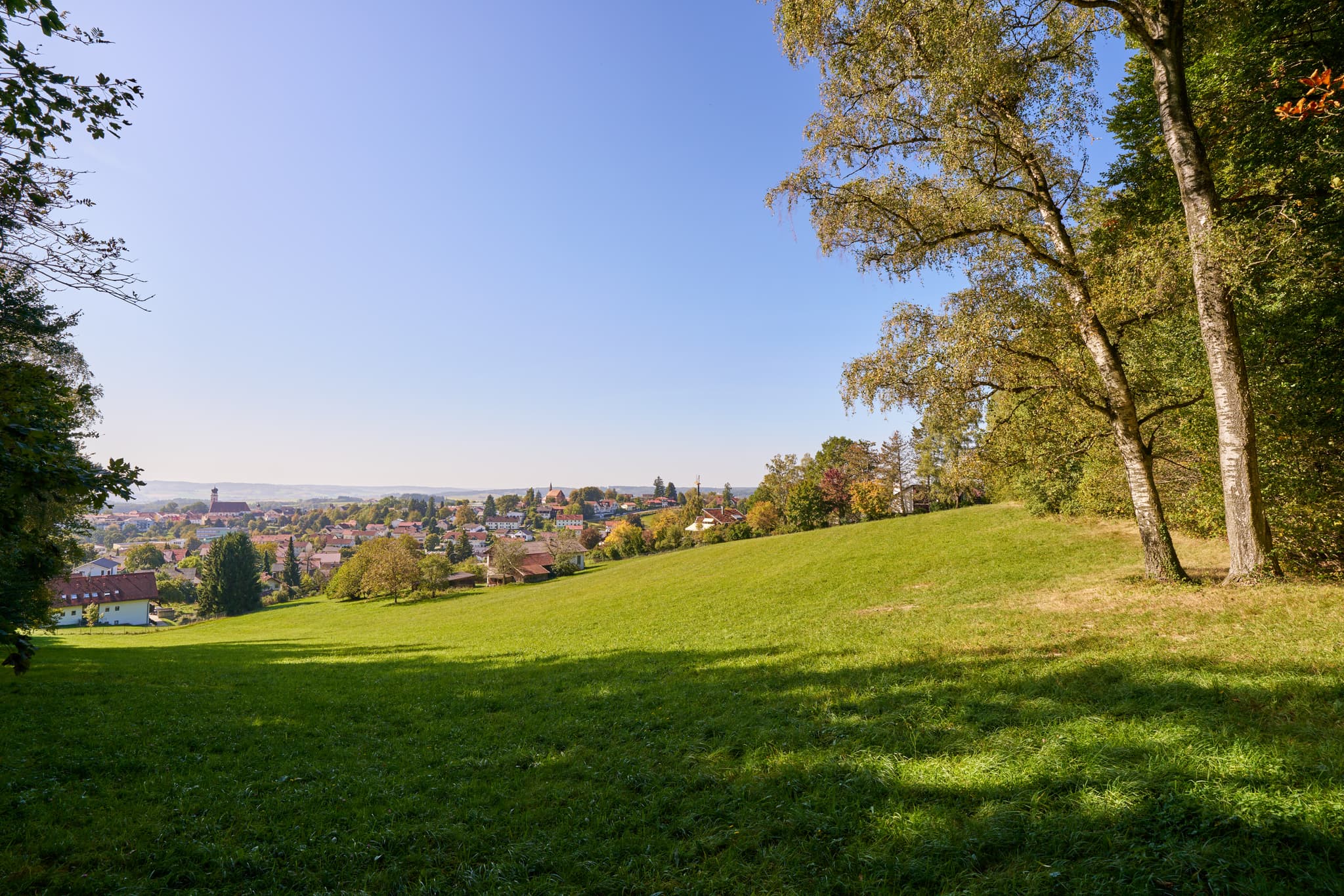 Aussicht von Waldwunderwelt auf Bad Griesbach, Passau - Landschaftsansicht von Bad Griesbach, Stadt im Landkreis Passau, Niederbayern, Bayern, Deutschland. Die Region liegt im Bayerischen Wald.