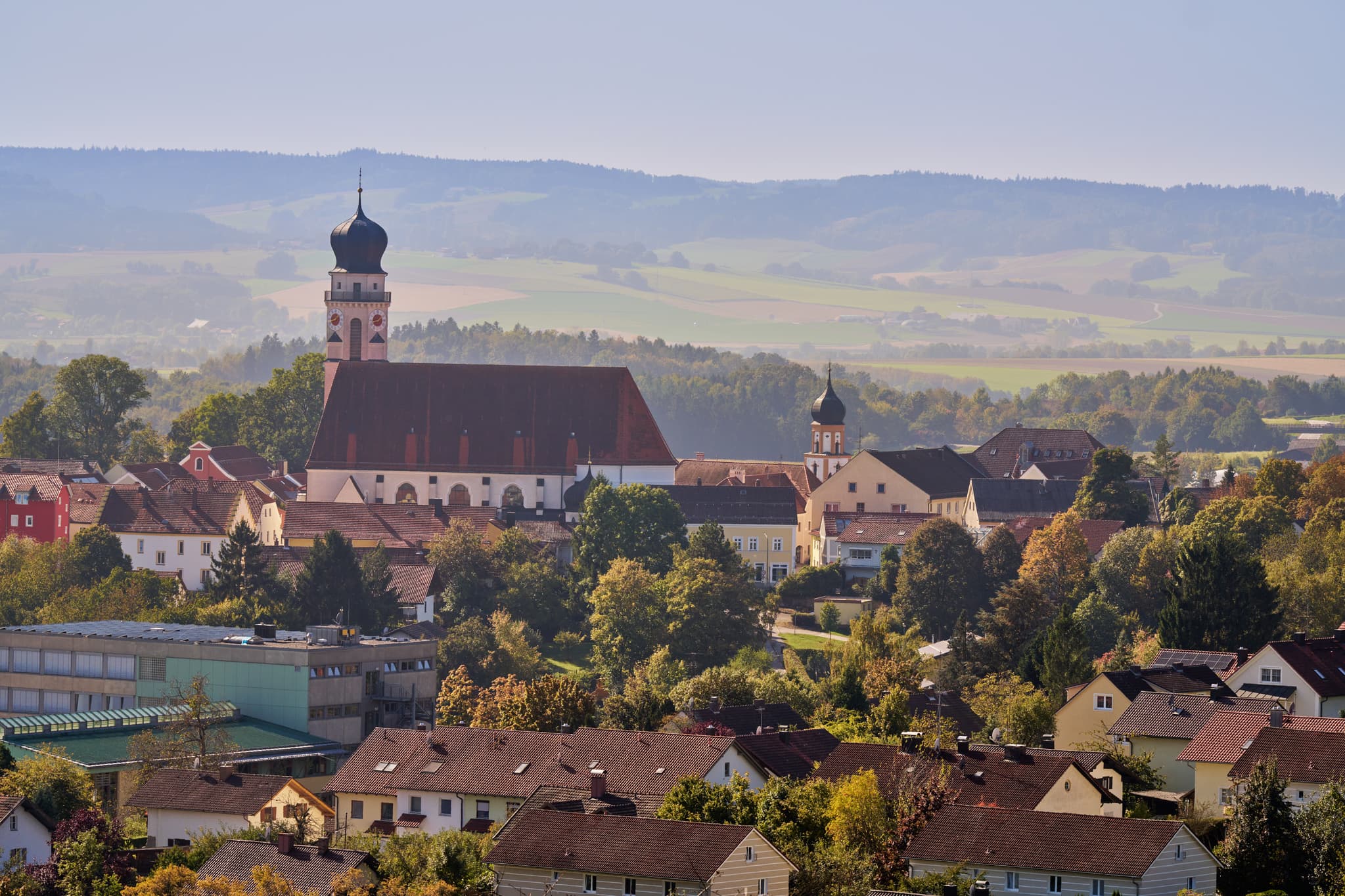 Aussicht von Waldwunderwelt auf Bad Griesbach, Passau - Landschaftsansicht von Bad Griesbach, Stadt im Landkreis Passau, Niederbayern, Bayern, Deutschland. Die Region liegt im Bayerischen Wald.