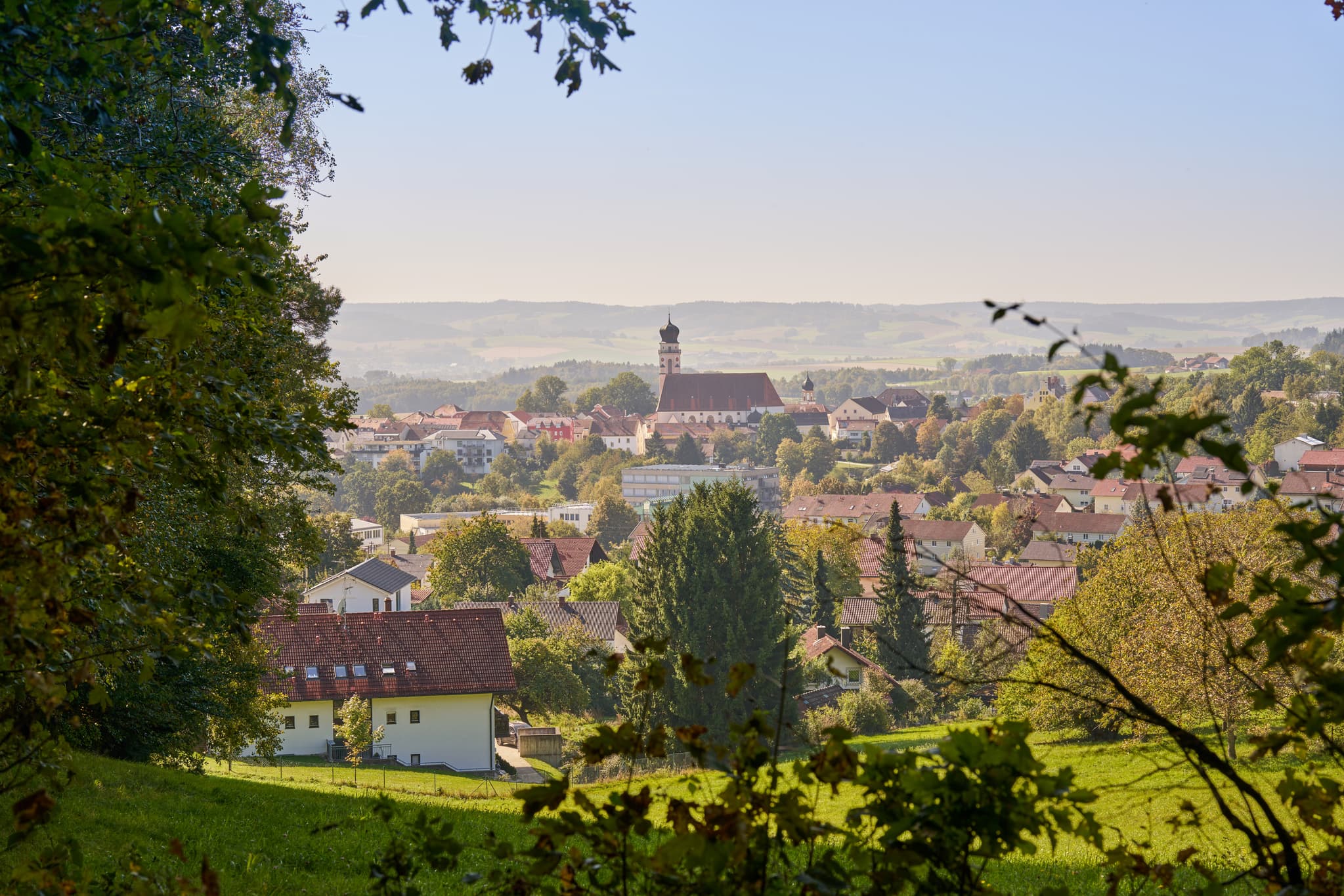 Aussicht von Waldwunderwelt auf Bad Griesbach, Passau - Landschaftsansicht von Bad Griesbach, Stadt im Landkreis Passau, Niederbayern, Bayern, Deutschland. Die Region liegt im Bayerischen Wald.