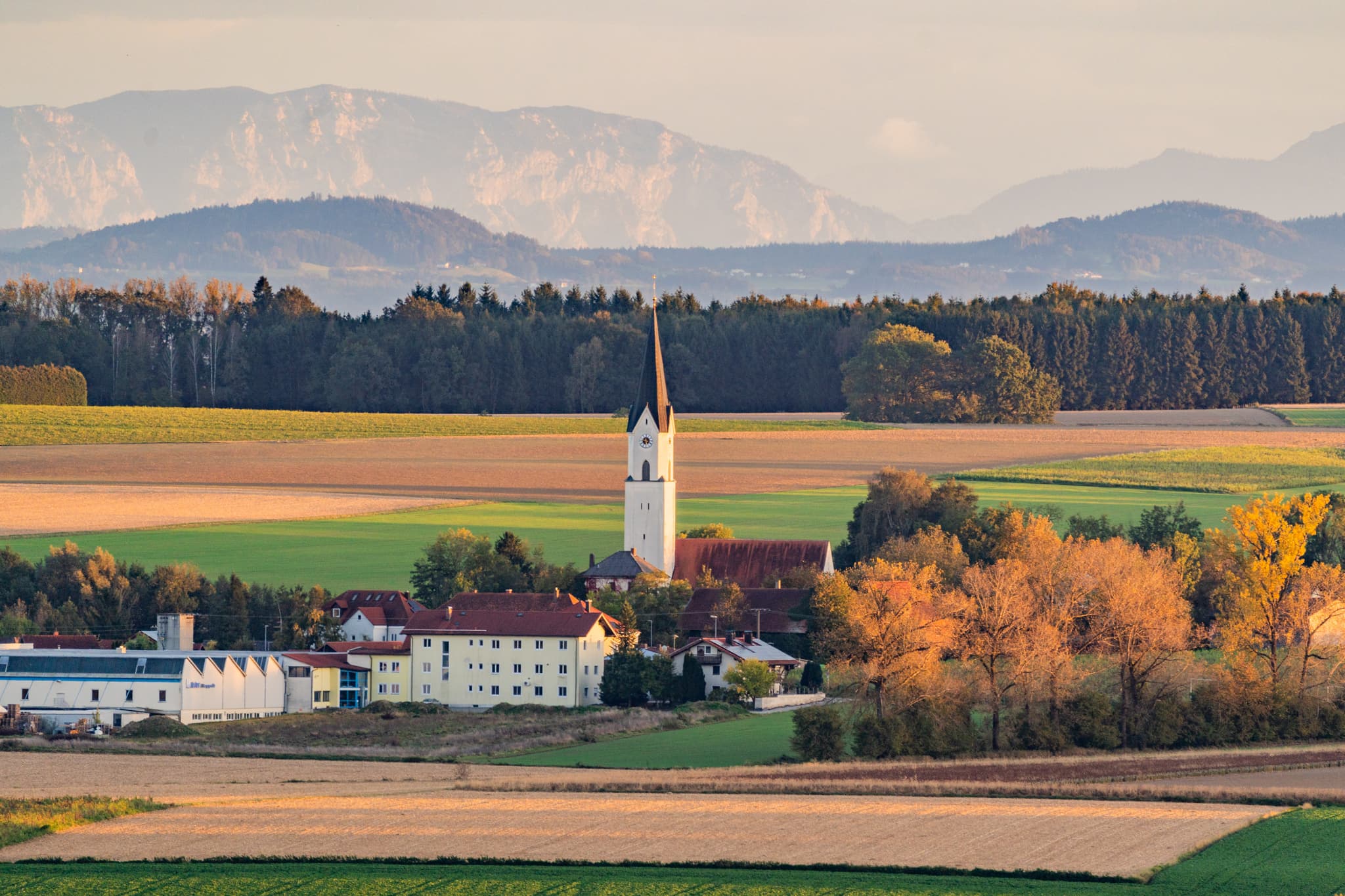Aussicht Weihmöring, Bad Griesbach, Passau, Niederbayern - Blick von der Thermenstadt Bad Griesbach im Rottal, Landkreis Passau, Niederbayern, Deutschland, mit der Kirche Weihmöring und weiten Feldern im Bäderdreieck.