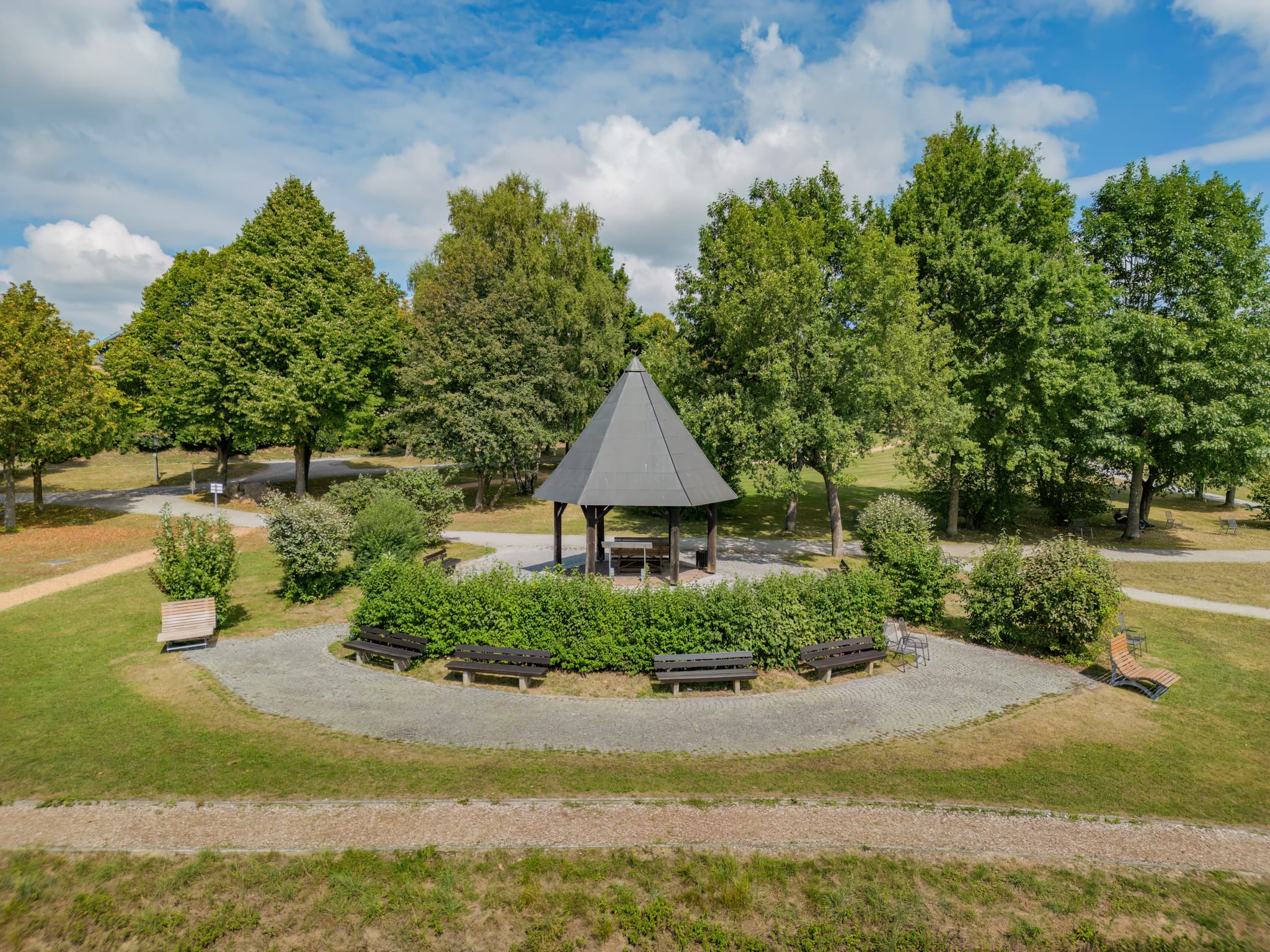 Aussichtspavillon am Kurpark Bad Griesbach, Niederbayern - Aussichtspavillon im Kurpark Bad Griesbach im Landkreis Passau, Niederbayern. Entdecken Sie das Bäderdreieck und die Rottal-Region in Deutschland.