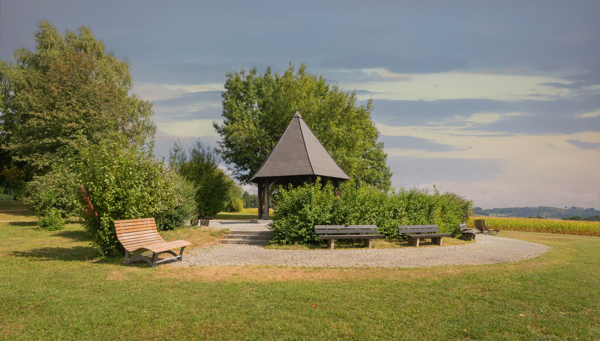 Aussichtspavillon Bad Griesbach, Passau, Niederbayern - Der Aussichtspavillon im Kurpark von Bad Griesbach bietet weite Ausblicke über die Region. Gelegen im Landkreis Passau, Niederbayern, im Bäderdreieck.