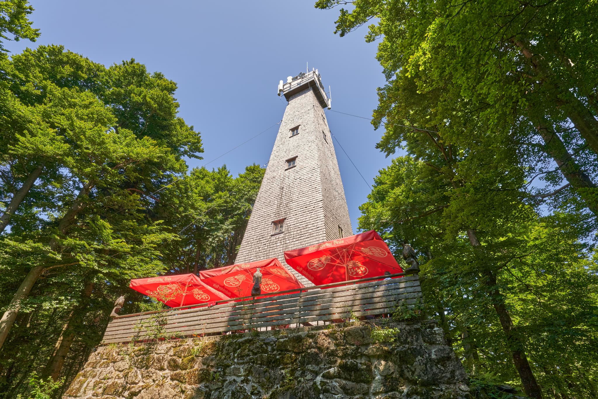 Aussichtsturm Brotjacklriegel, Freyung-Grafenau Niederbayern - Brotjacklriegel Aussichtsturm in Sonnenwald, Landkreis Freyung-Grafenau, Niederbayern. Der Turm im Bayerischen Wald, Deutschland, bietet Panoramablicke.