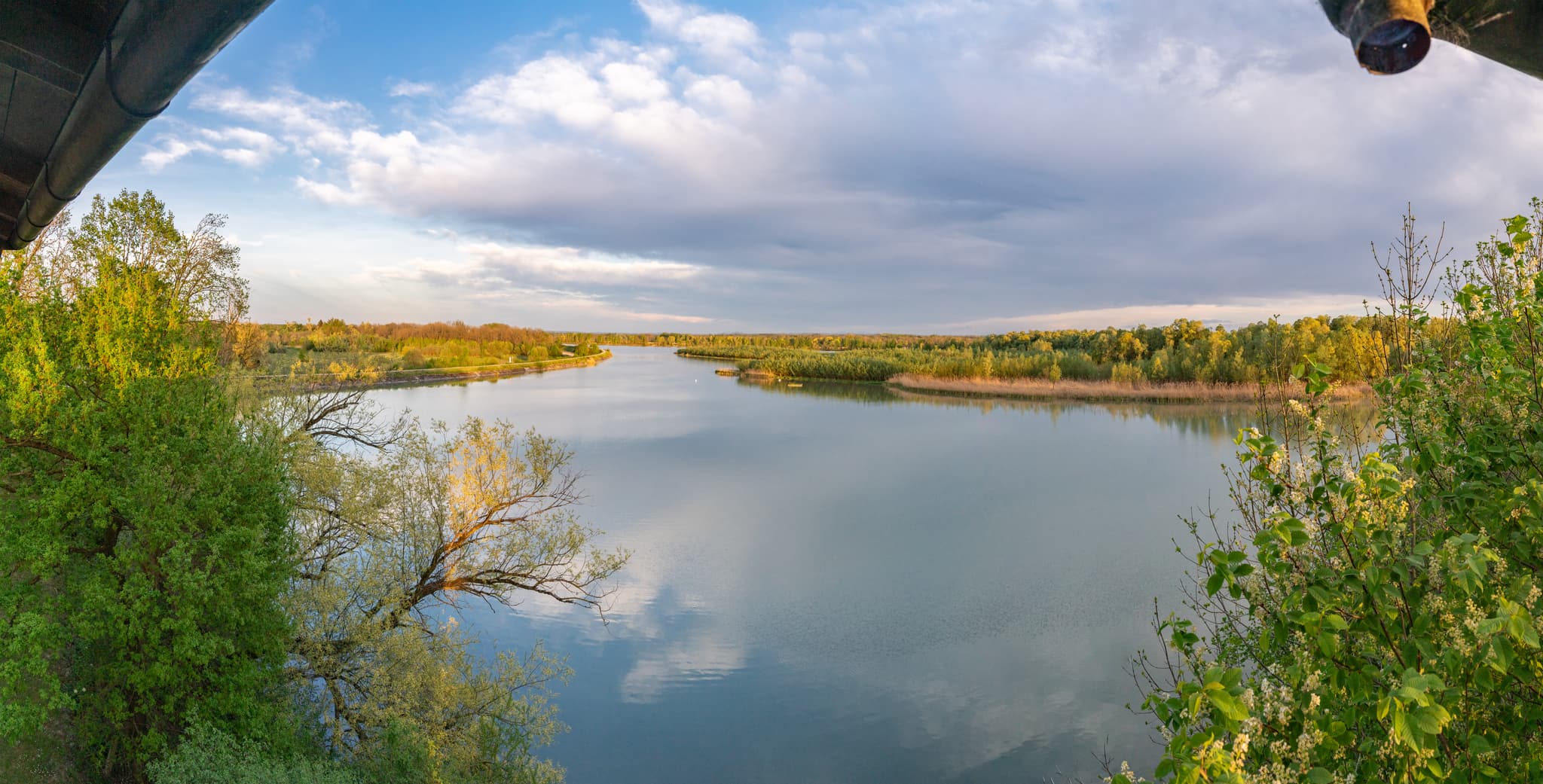 Aussichtsturm, Landschaft Unterer Inn, Ering, Rottal-Inn - Panoramablick vom Aussichtsturm auf die Flusslandschaft am Unteren Inn. Das Bild zeigt Ering am Inn im Landkreis Rottal-Inn, Niederbayern, Deutschland.