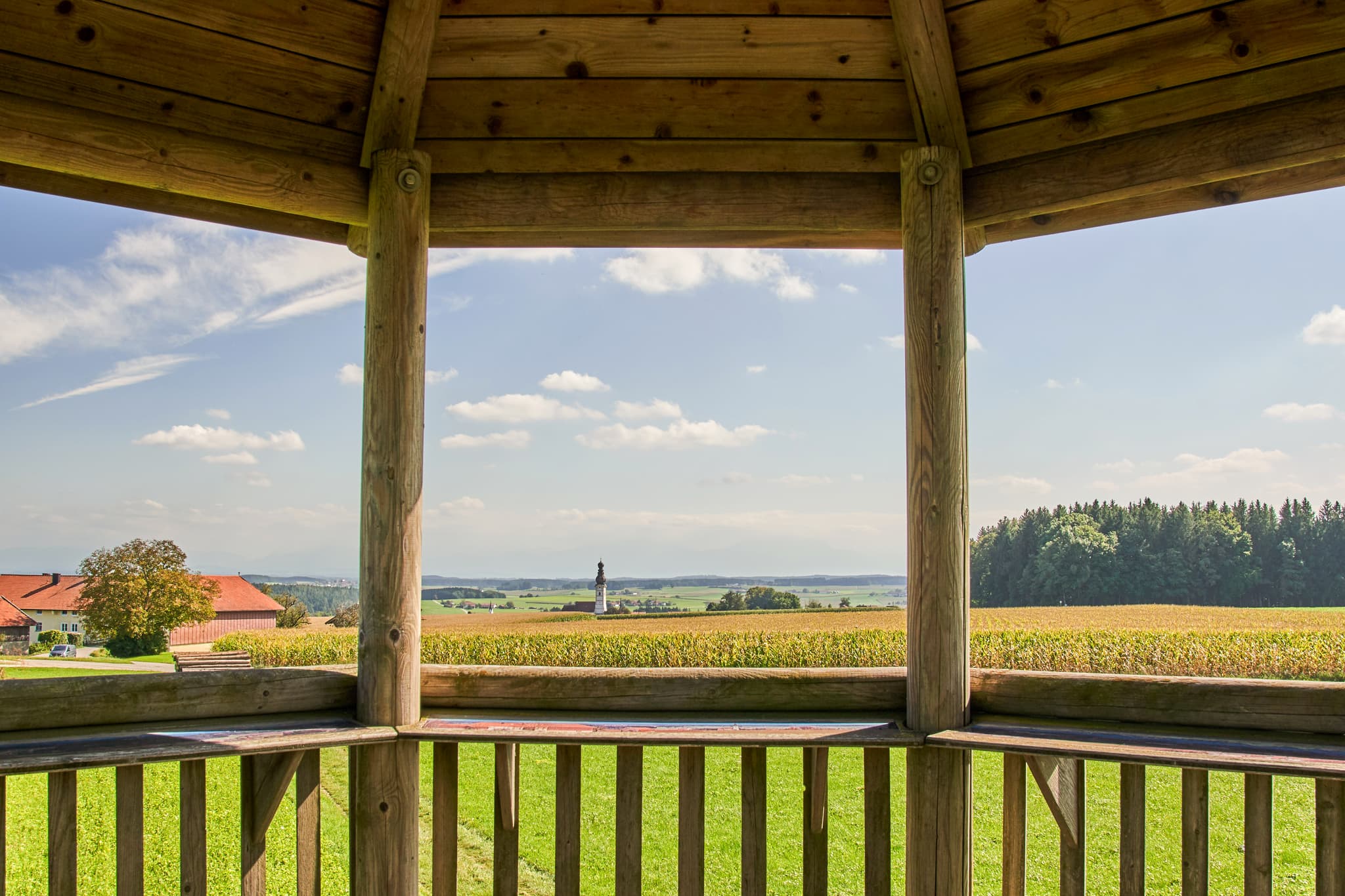 Aussichtsturm Schnaitsee, Landkreis Traunstein, Oberbayern - Aussichtsturm in Schnaitsee, Landkreis Traunstein, Oberbayern, Deutschland. Zeigt Chiemgauer Landschaft mit Feldern und Wäldern bei blauem Himmel.