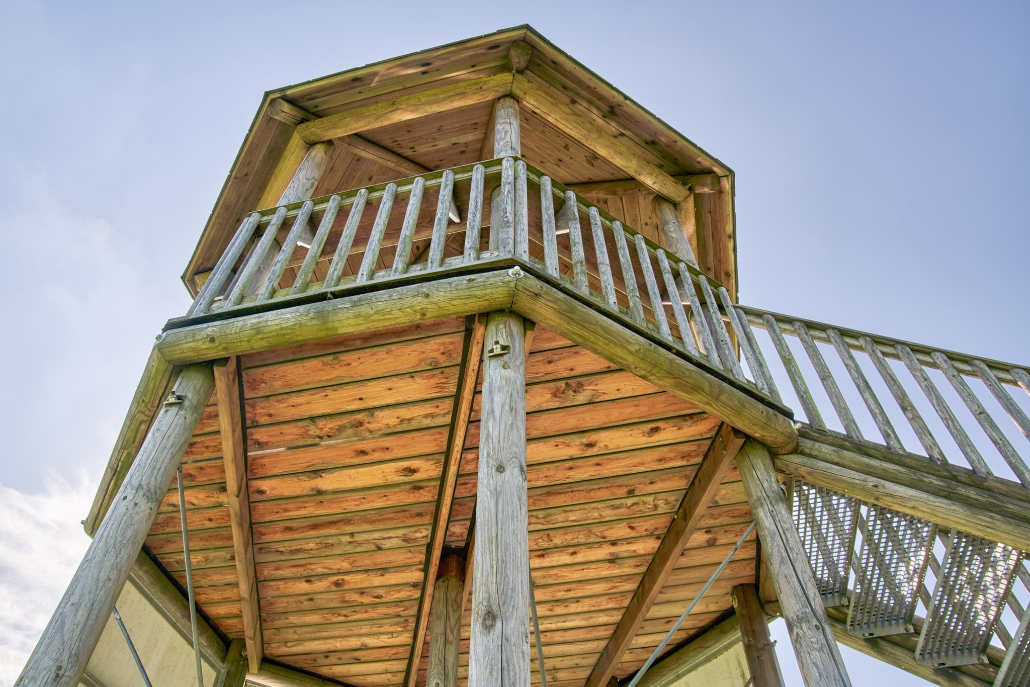 Aussichtsturm Schnaitsee, Traunstein, Oberbayern - Der hölzerne Aussichtsturm in Schnaitsee, Landkreis Traunstein, Oberbayern, Deutschland, bietet eine weite Sicht über die malerische Landschaft des Chiemgaus.