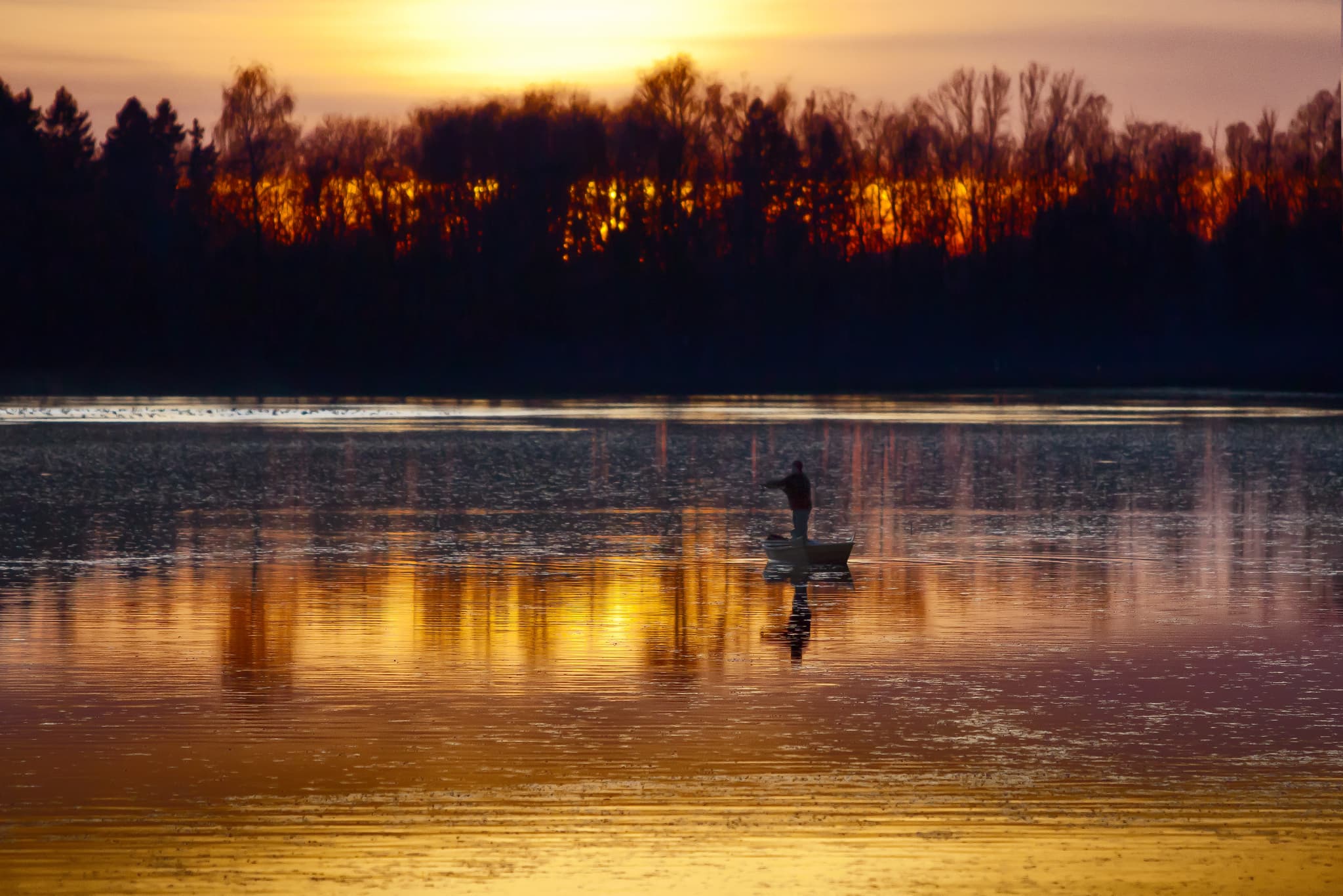 Aussichtsturm, Unterer Inn Blick nach Mining, Ering am Inn - Panoramablick über den Inn bei Ering am Inn, Rottal-Inn, Niederbayern. Die Landschaft zeigt Fluss, Schilf, Bäume und die Kirche in Mining.