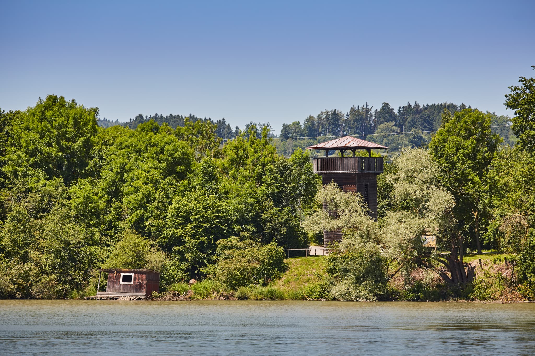 Aussichtsturm Vogelturm, Ering am Inn, Rottal-Inn - Der Aussichtsturm Vogelturm in Ering am Inn, Landkreis Rottal-Inn, Niederbayern, Deutschland, zeigt die idyllische Landschaft der Region Bäderdrieck am Inn.