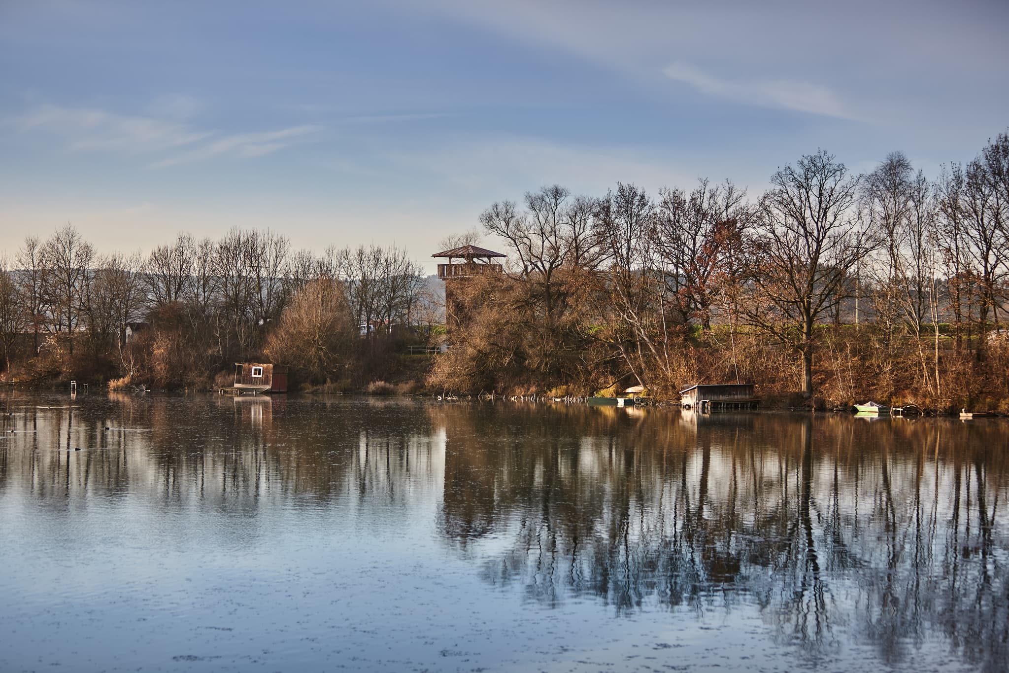 Aussichtsturm, Vogelturm Ering am Inn, Rottal-Inn - Der Aussichtsturm Vogelturm in Ering am Inn, Landkreis Rottal-Inn, Niederbayern, Deutschland. Der Turm spiegelt sich im Gewässer, umgeben von Bäumen am Ufer.