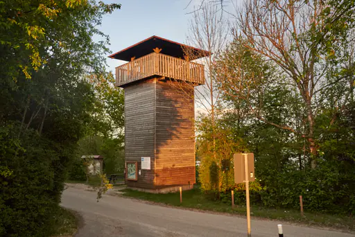 Aussichtsturm, Vogelturm vom Parkplatz Ering am Inn