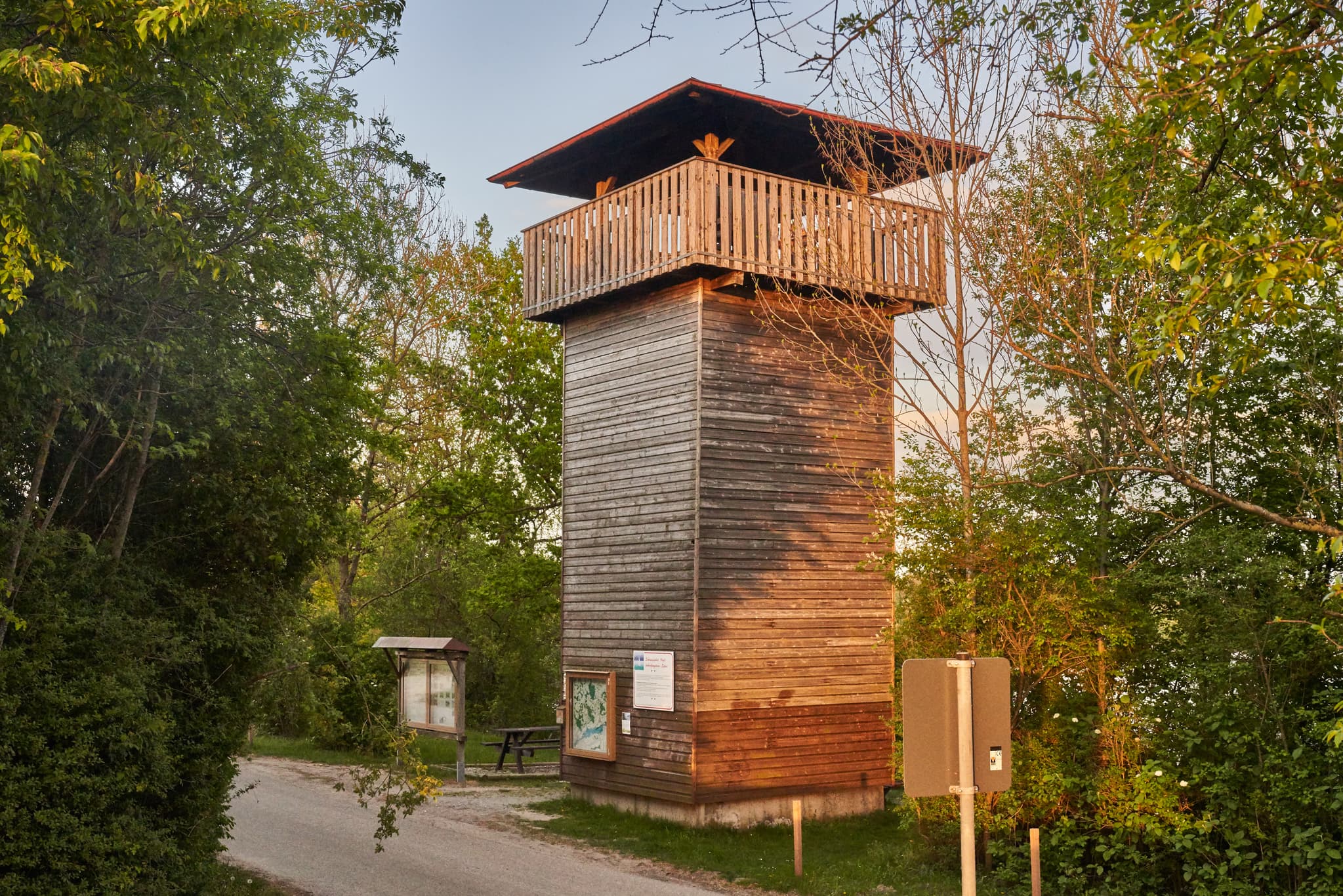 Aussichtsturm, Vogelturm vom Parkplatz Ering am Inn - Holz-Aussichtsturm Vogelturm in Ering am Inn, Landkreis Rottal-Inn, Niederbayern (Regierungsbezirk), Region Inn-Salzach, Deutschland.