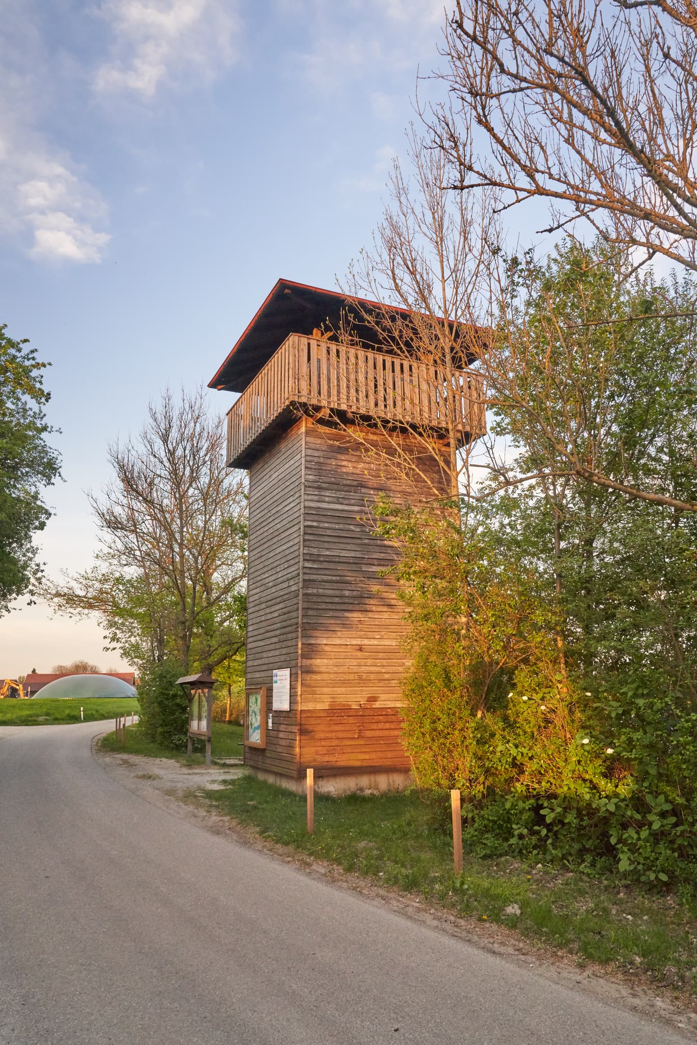 Aussichtsturm, Vogelturm vom Parkplatz Ering am Inn - Holz-Aussichtsturm Vogelturm in Ering am Inn, Landkreis Rottal-Inn, Niederbayern (Regierungsbezirk), Region Inn-Salzach, Deutschland.