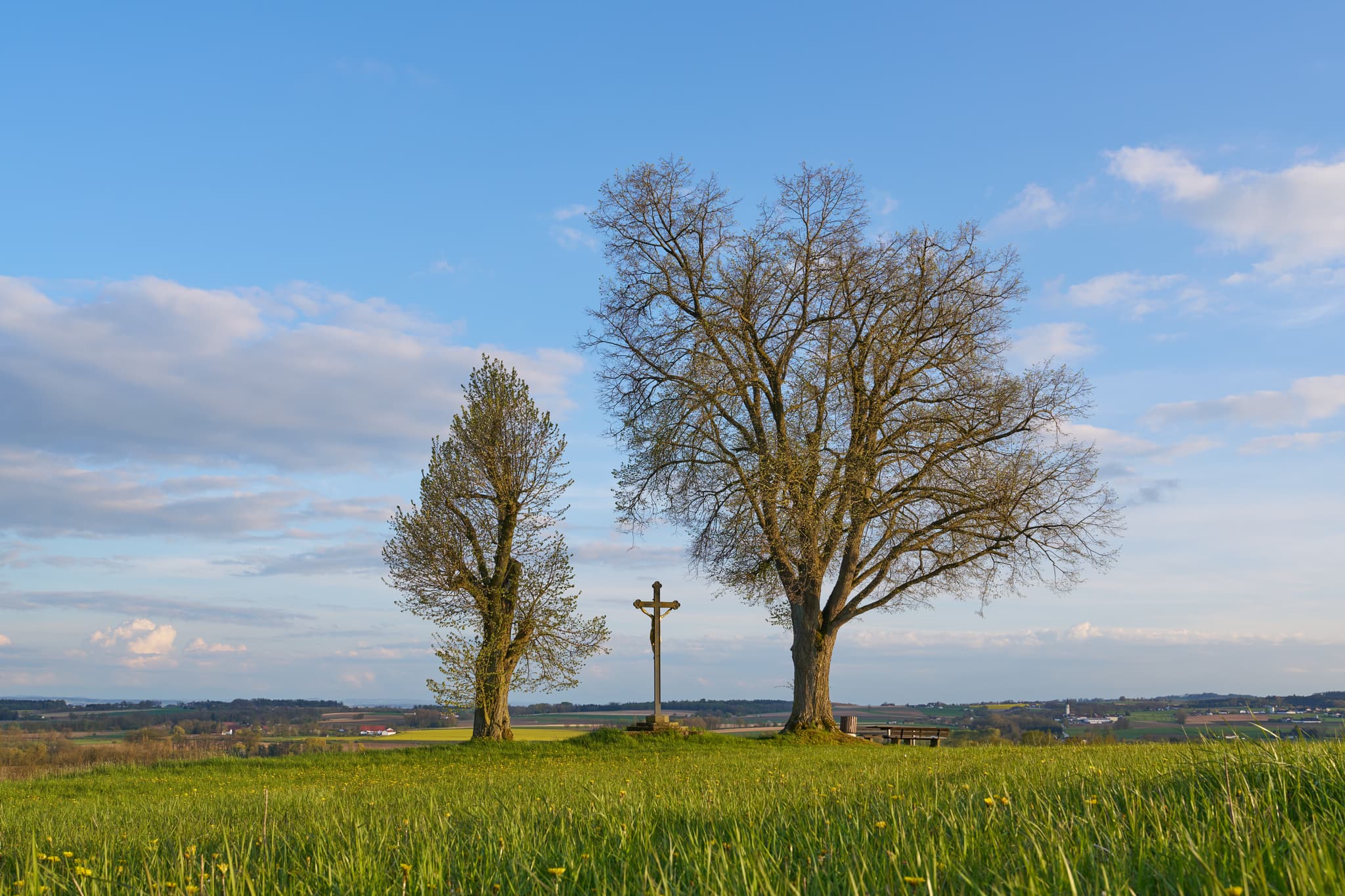 Bad Griesbach Karpfham Feldkreuz, Passau, Niederbayern - Feldkreuz in Karpfham, Bad Griesbach, Landkreis Passau, Niederbayern, Deutschland. Ein idyllischer Aussichtspunkt mit weitem Blick über die Landschaft.