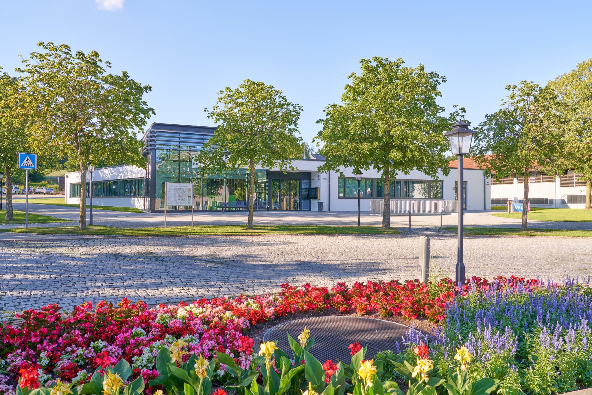 Bad Griesbach Kuralle, Passau, Niederbayern - Bad Griesbach in Passau, Niederbayern, Deutschland. Bunte Blumenbeete und Bäume schmücken den Vorplatz dieser Kuranlage in der Donau-Wald Region.