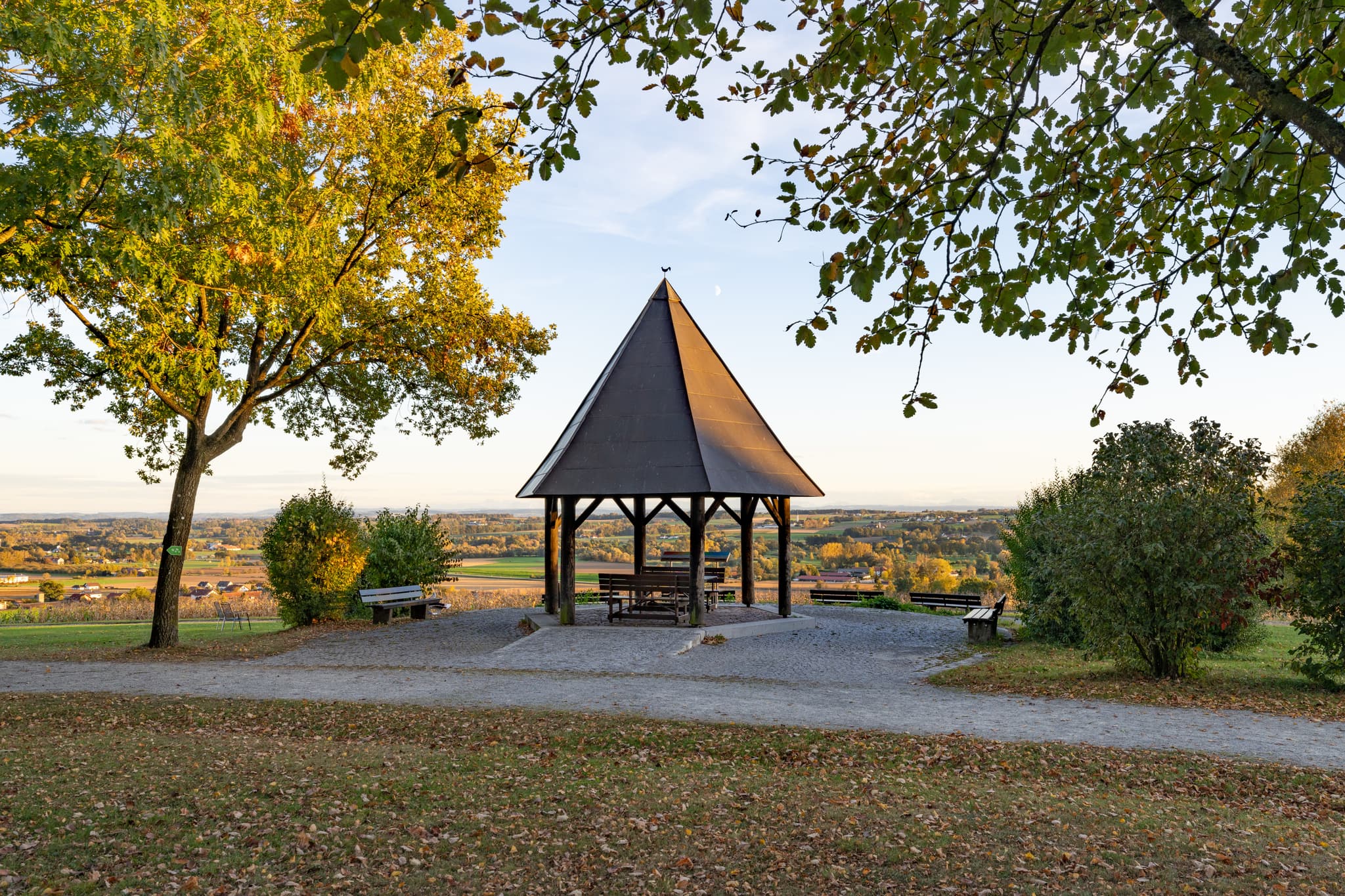 Bad Griesbach Kurpark Herbst, Passau, Niederbayern, Rottal - Sonnenuntergang im Kurpark Bad Griesbach im Rottal, Landkreis Passau, Niederbayern, Deutschland. Herbstliche Ansicht der Thermenstadt im Bäderdreieck.