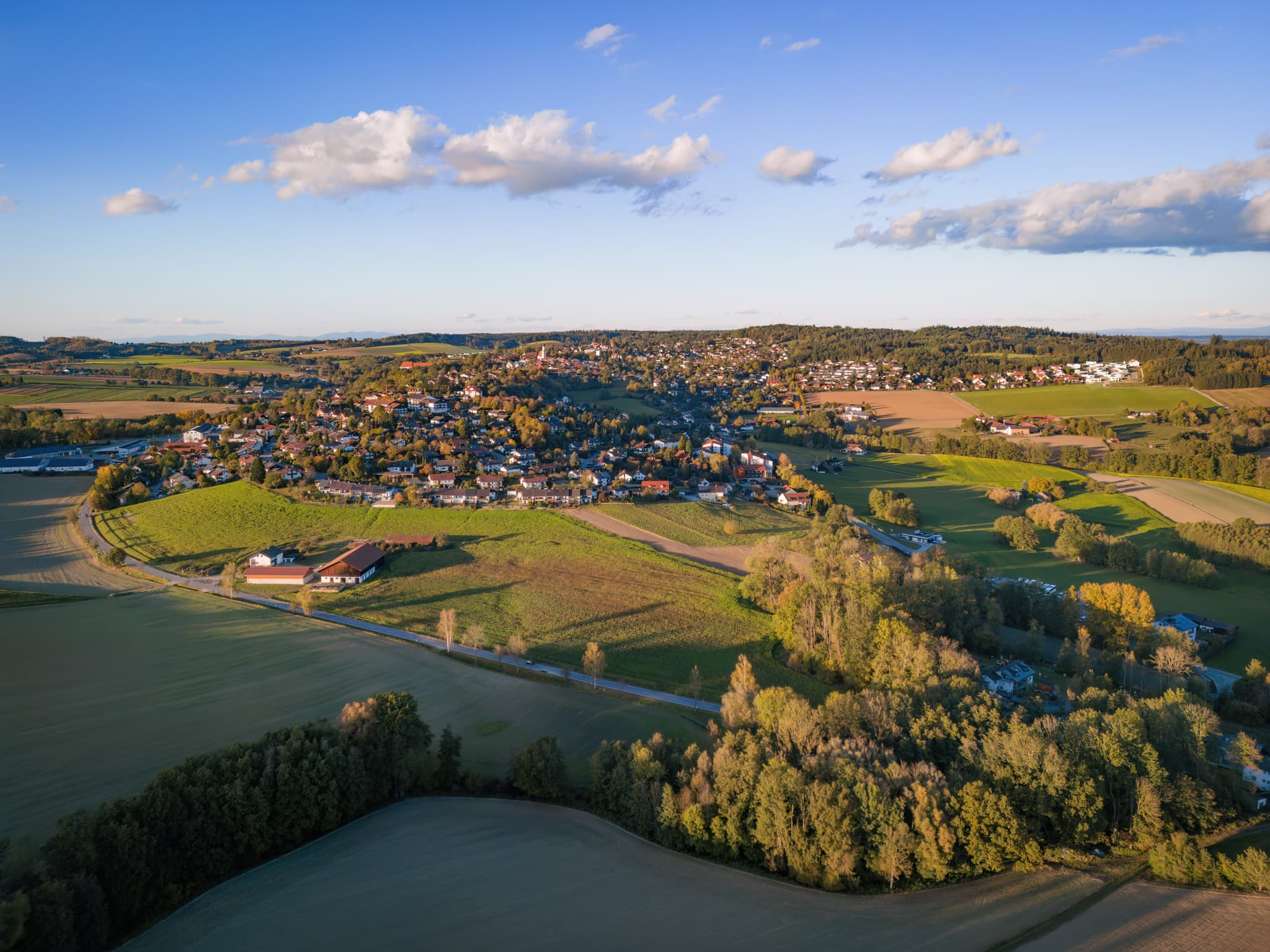 Bad Griesbach Luftbild, Stadt im Rottal, Niederbayern - Bad Griesbach im Rottal, Passau, Niederbayern, Deutschland. Malerische Stadt, umgeben von grünen Feldern und Wäldern. Idyllische Landschaft der Bäderregion.