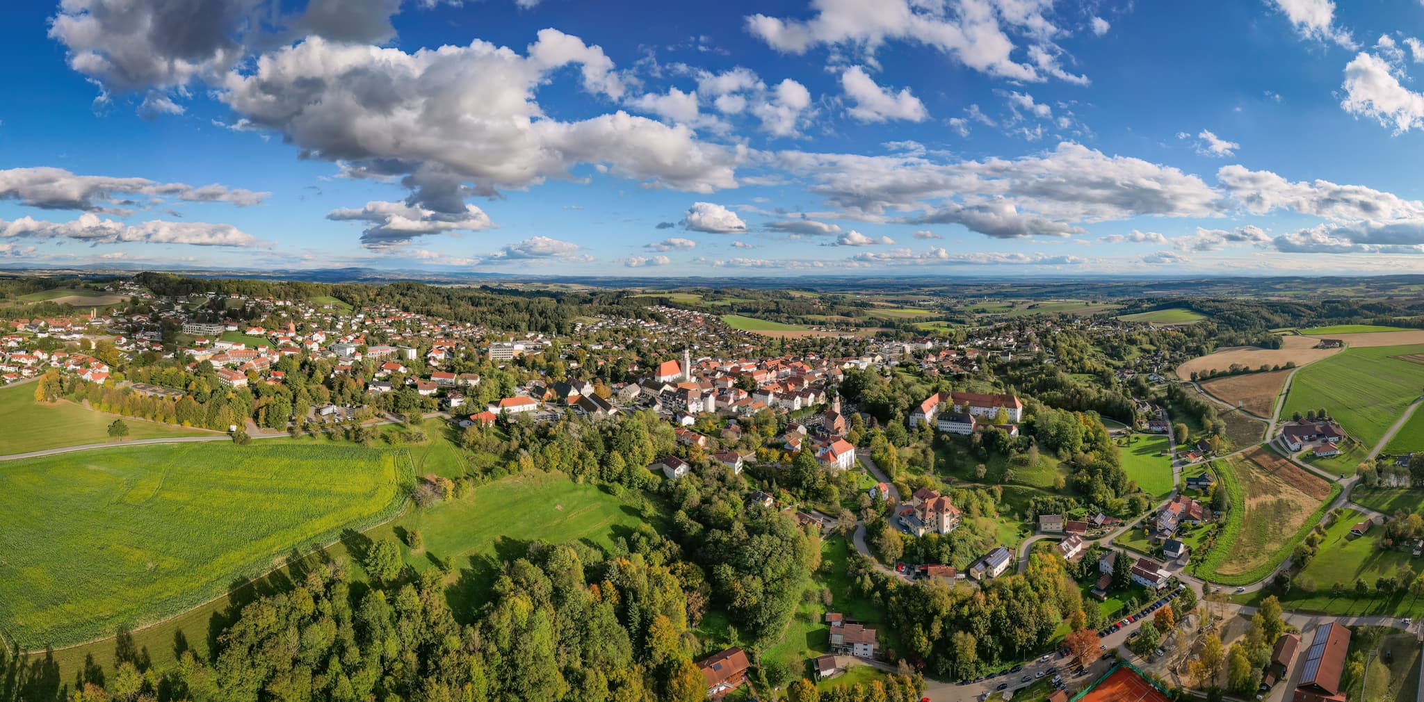 Bad Griesbach Stadt Luftbild, Passau, Niederbayern, Rottal - Luftbild der malerischen Stadt Bad Griesbach im Rottal, Landkreis Passau, Niederbayern, Deutschland. Zeigt idyllische Landschaft mit Ortskern und Feldern.