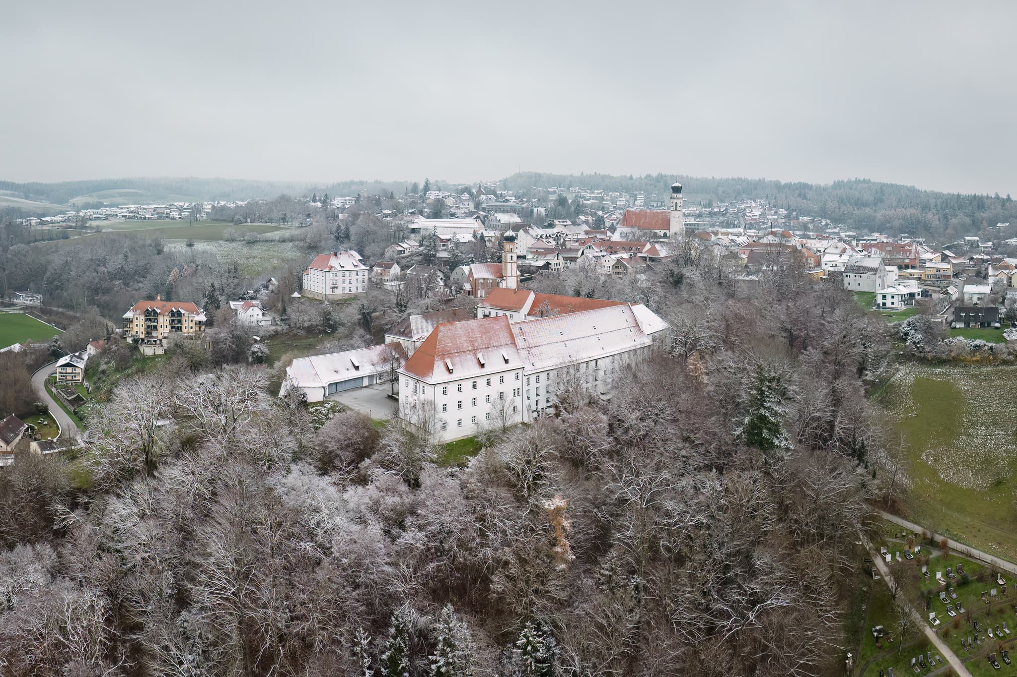 Bad Griesbach: Stadt Winter Luftbild, Passau, Niederbayern - Winterliches Luftbild der Stadt Bad Griesbach im Rottal, Landkreis Passau, Niederbayern, Deutschland.