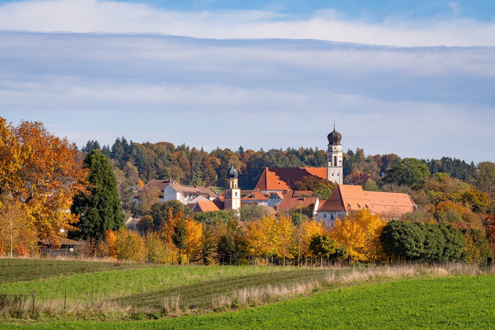 Bad Griesbach, Stadtansicht Herbst, Passau, Niederbayern - Herbstliche Stadtansicht von Bad Griesbach im Rottal, einem Kurort im Landkreis Passau, Niederbayern. Farbenprächtige Bäume umrahmen die Stadtansicht.