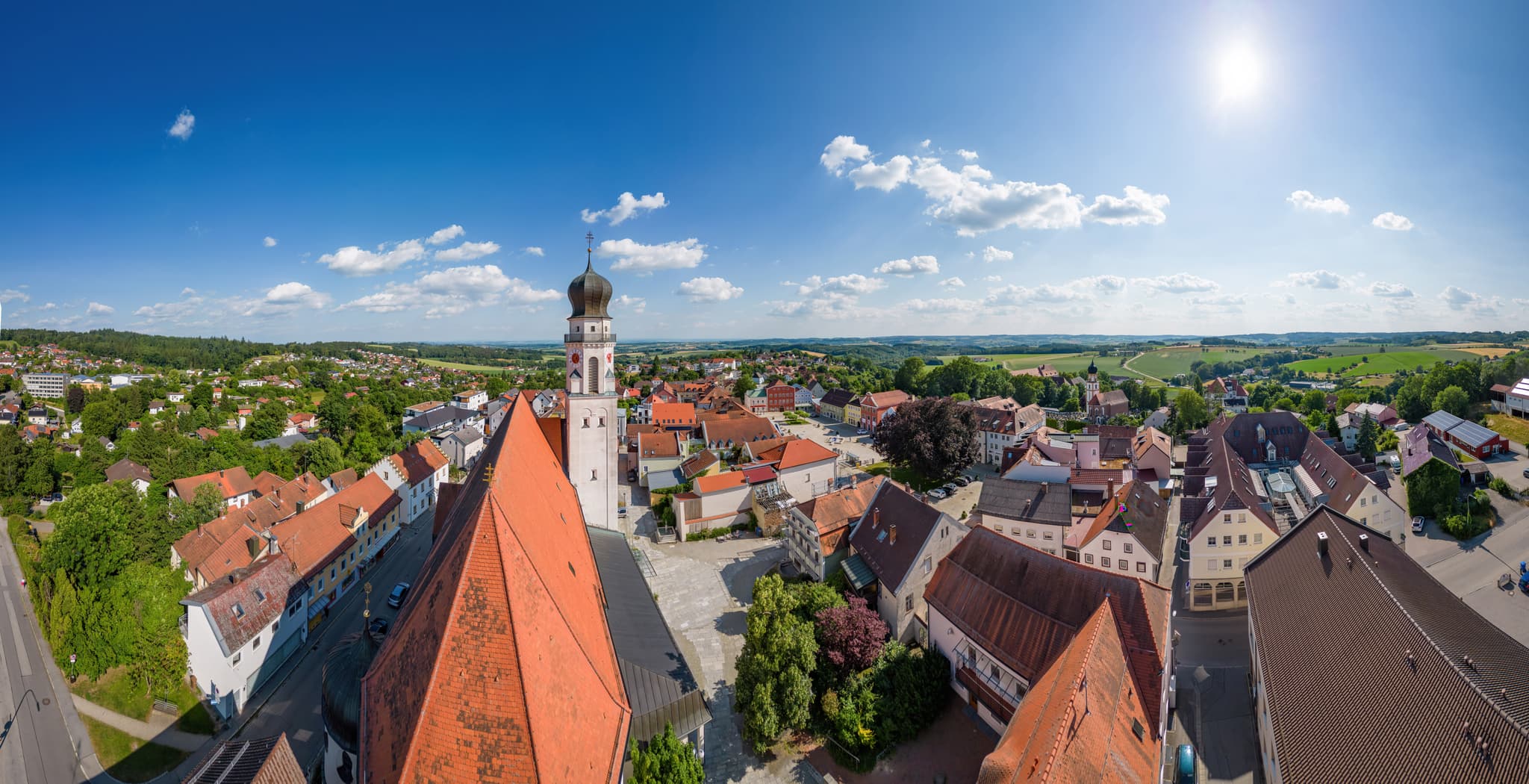 Bad Griesbach Stadtpfarrkirche, Passau, Niederbayern - Luftbild der Stadtpfarrkirche Heilige Familie in Bad Griesbach im Rottal, Landkreis Passau, Niederbayern, Deutschland. Panorama der Bäderdreieck-Region.