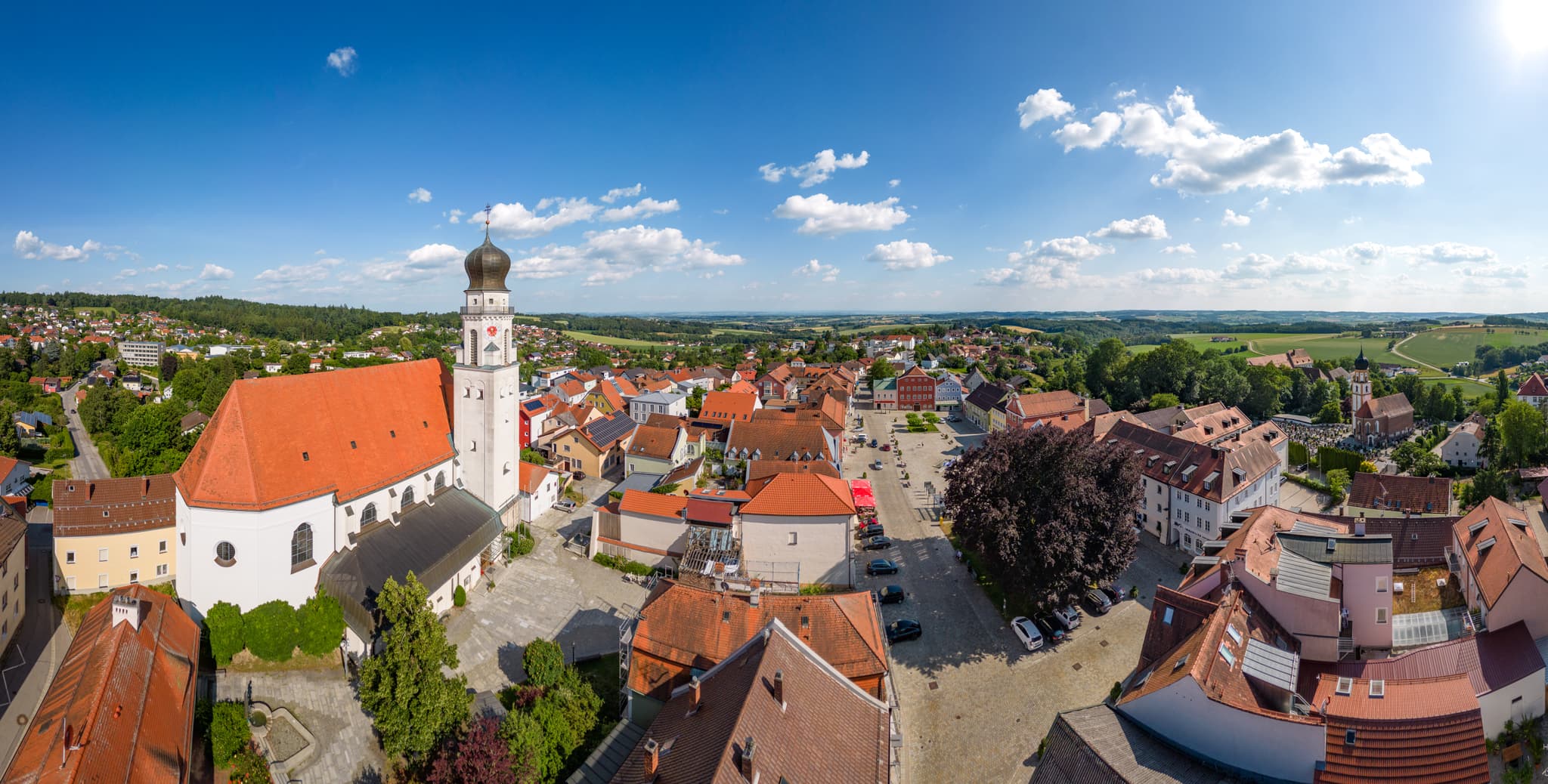 Bad Griesbach Stadtplatz Luftaufnahme, Passau, Niederbayern - Luftaufnahme des Stadtplatzes von Bad Griesbach im Landkreis Passau, Niederbayern, Deutschland. Ein Panoramablick über die charmante Bäderdreieck-Gemeinde.